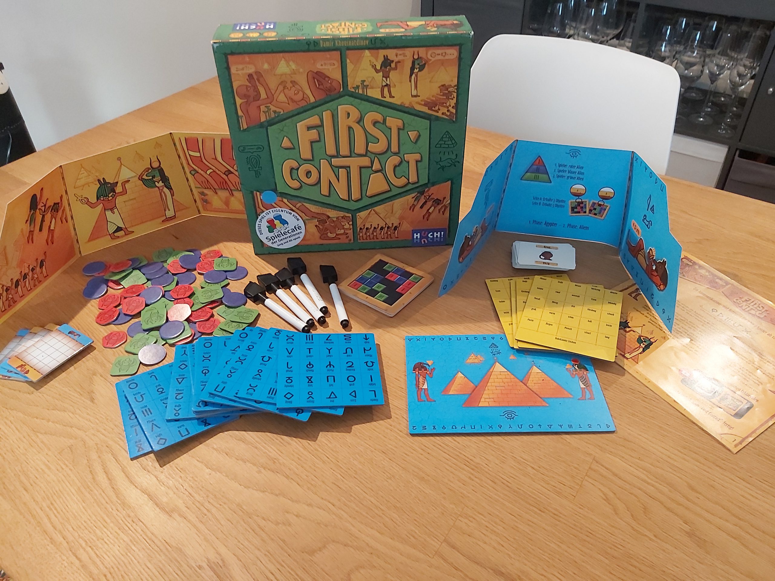 Zu sehen ist das Spiel First Contact inkl. des gesamten Spielmaterials.