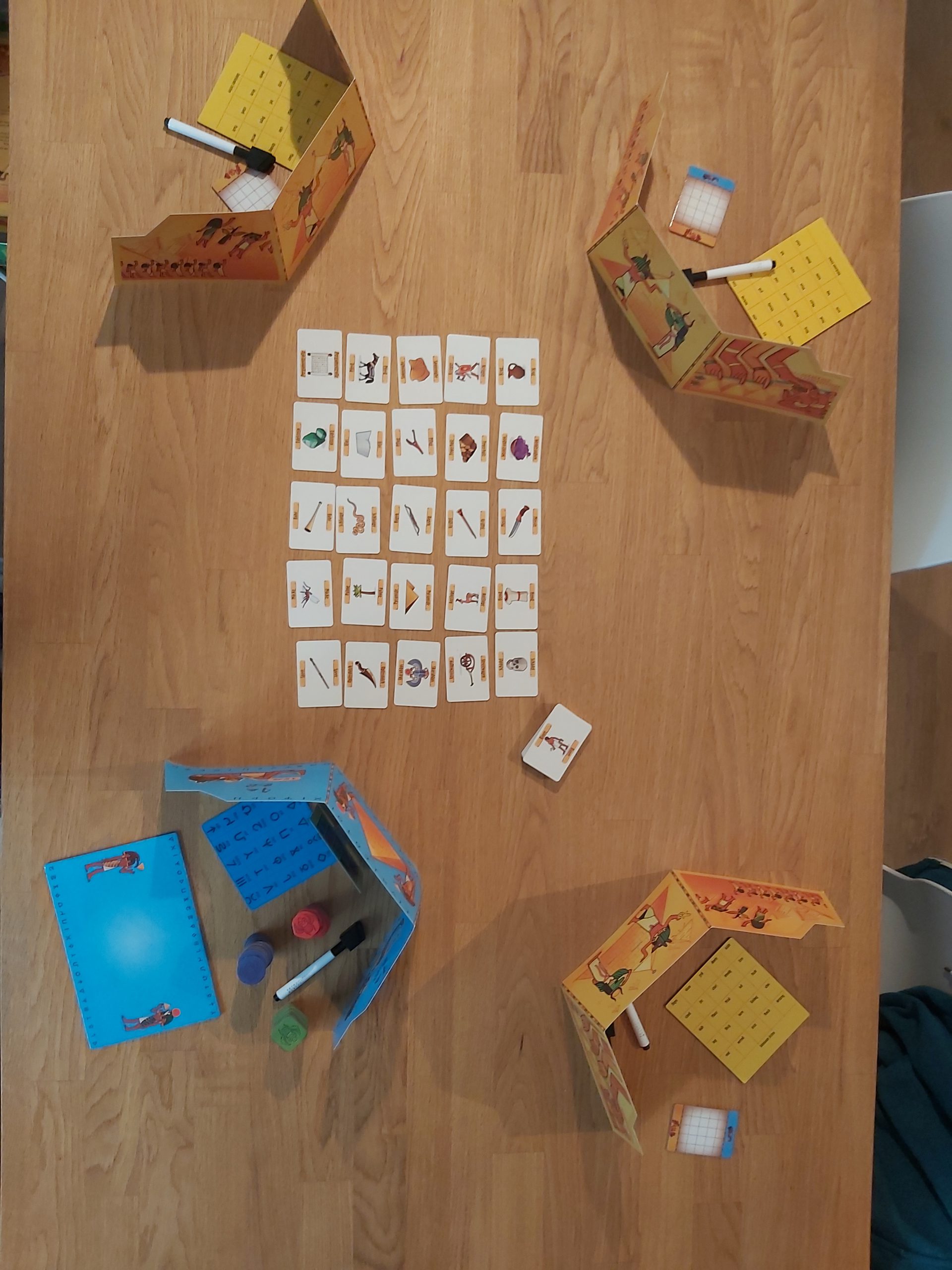 Zu sehen ist der Spielaufbau für 4 Spielende.