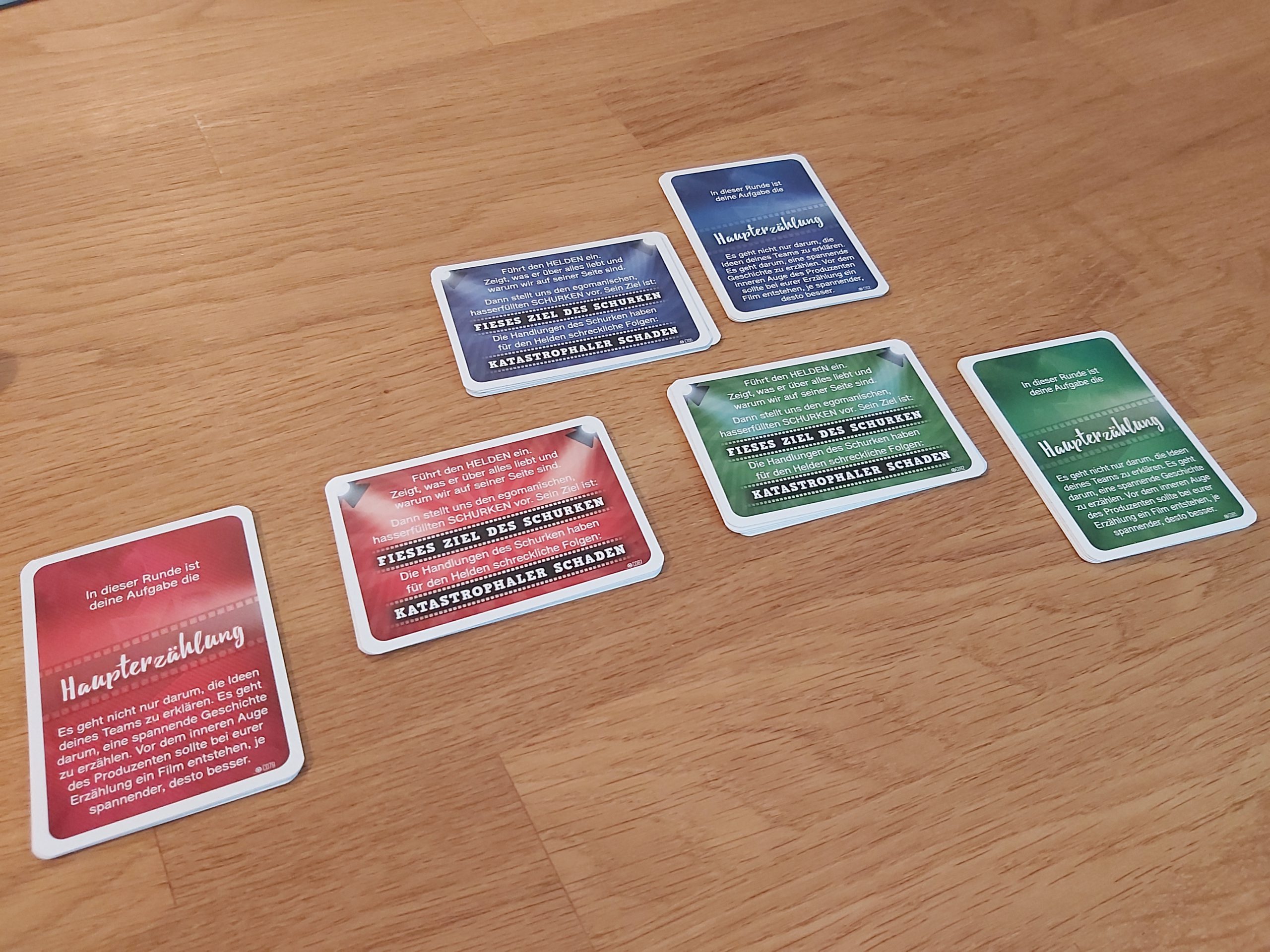 Zu sehen sind die Karten, mit denen die Spielende in Gruppen aufgeteilt werden.