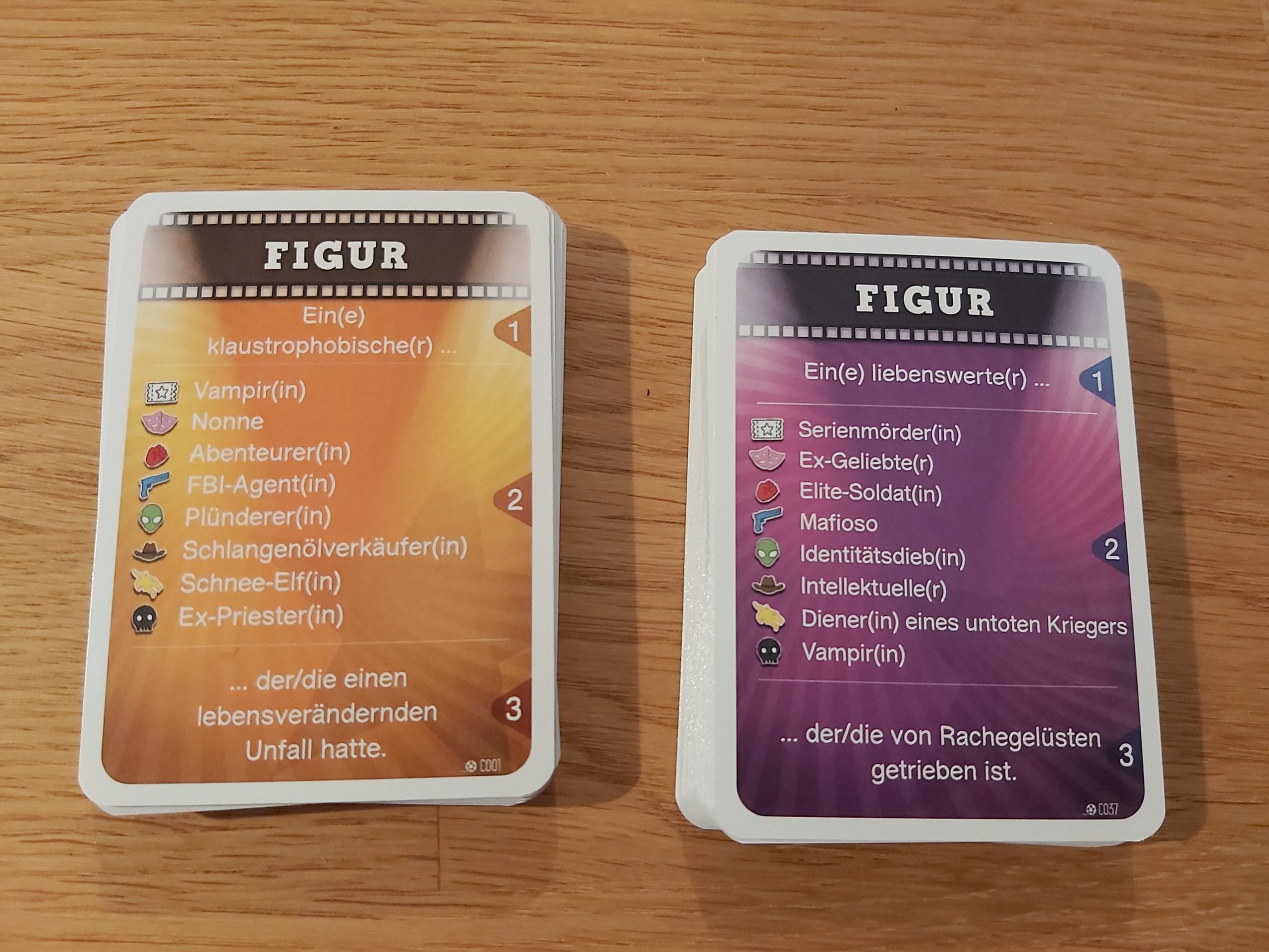Zu sehen sie die Karten, mit deren Hilfe die Schurk:innen und Held:innen erstellt werden.