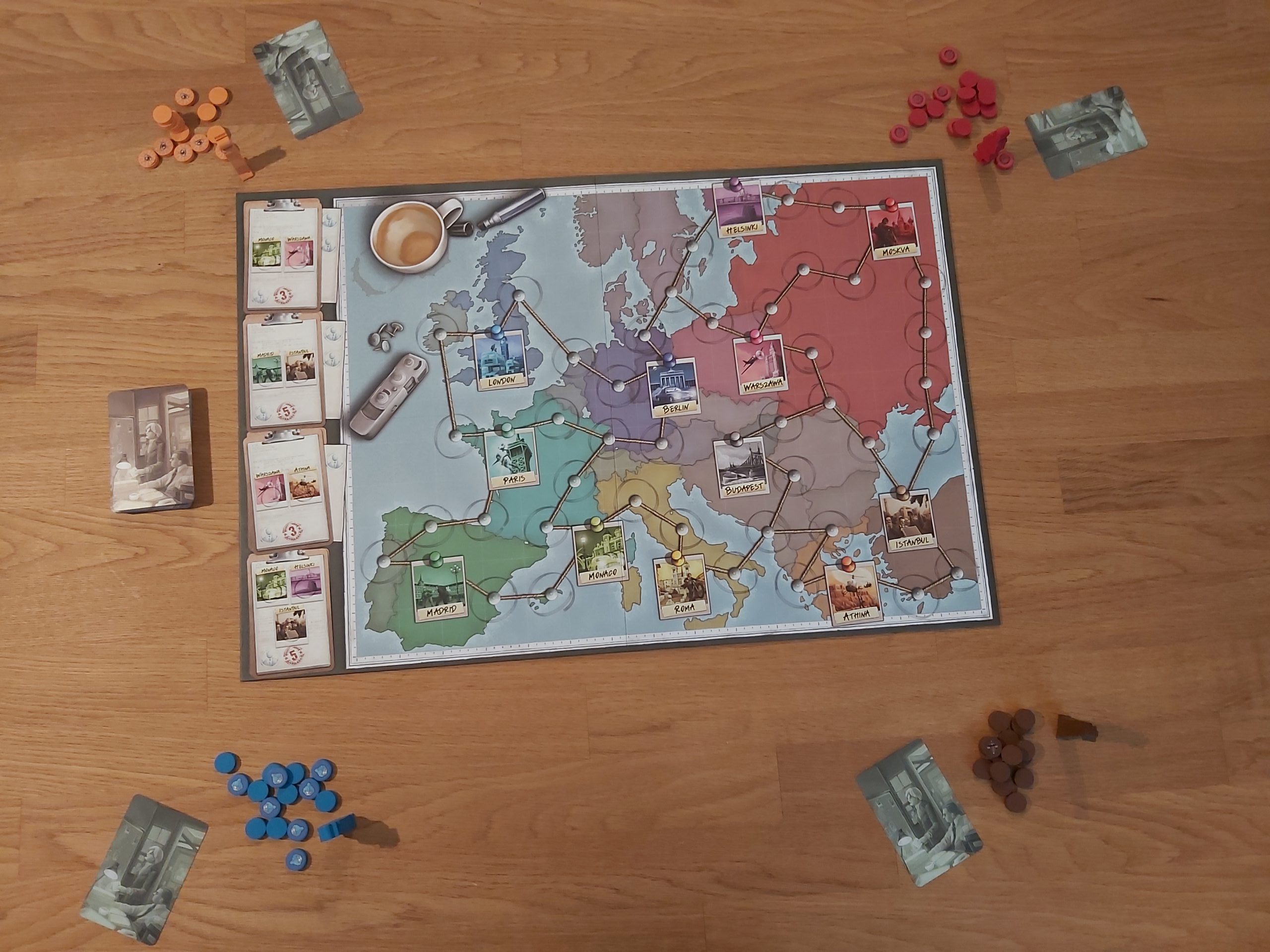 Zu sehen ist der Spielaufbau von Spy Connection für 4 Spielende.