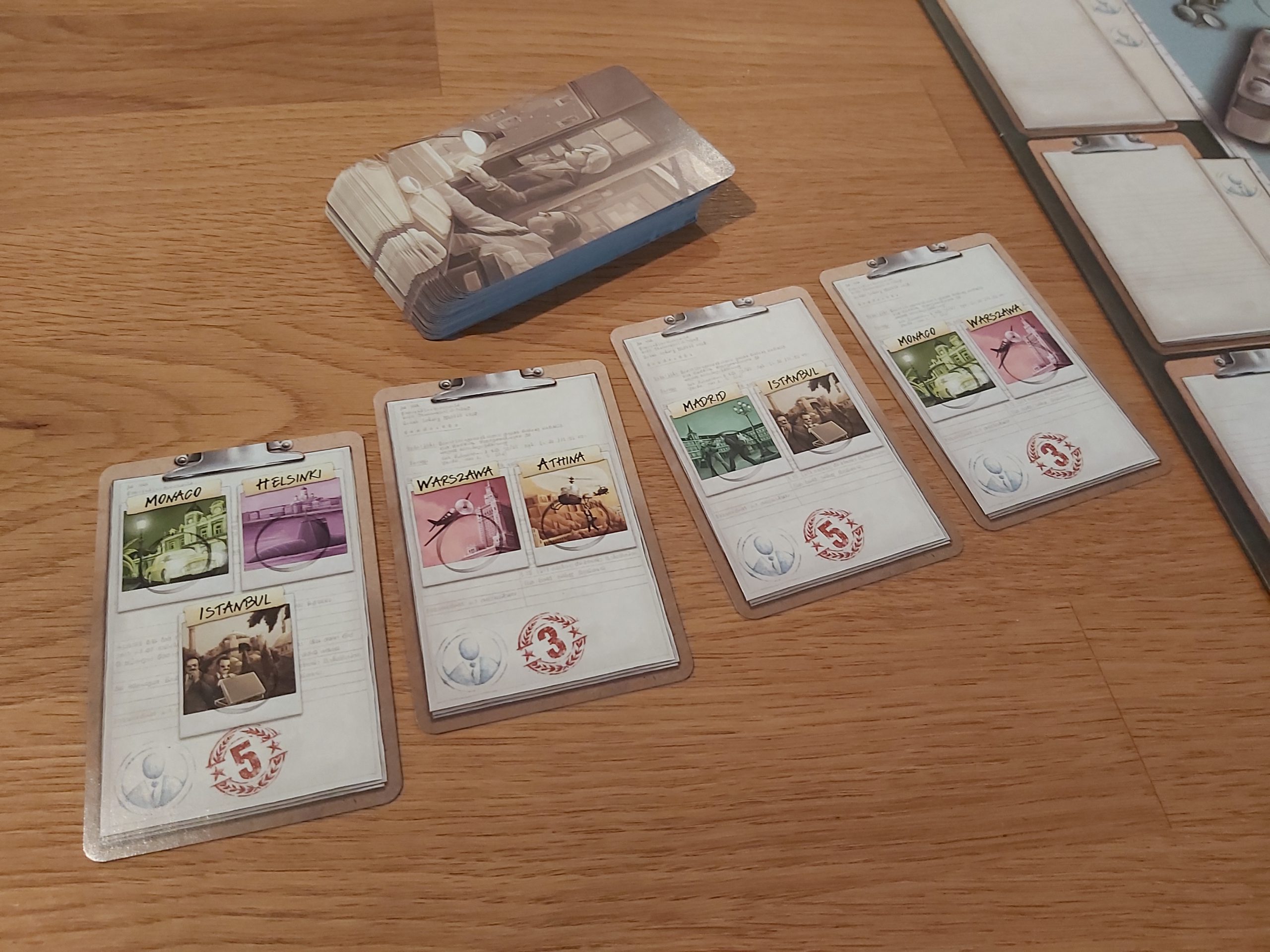 Zu sehen sind die Missionskarten von Spy Connection.