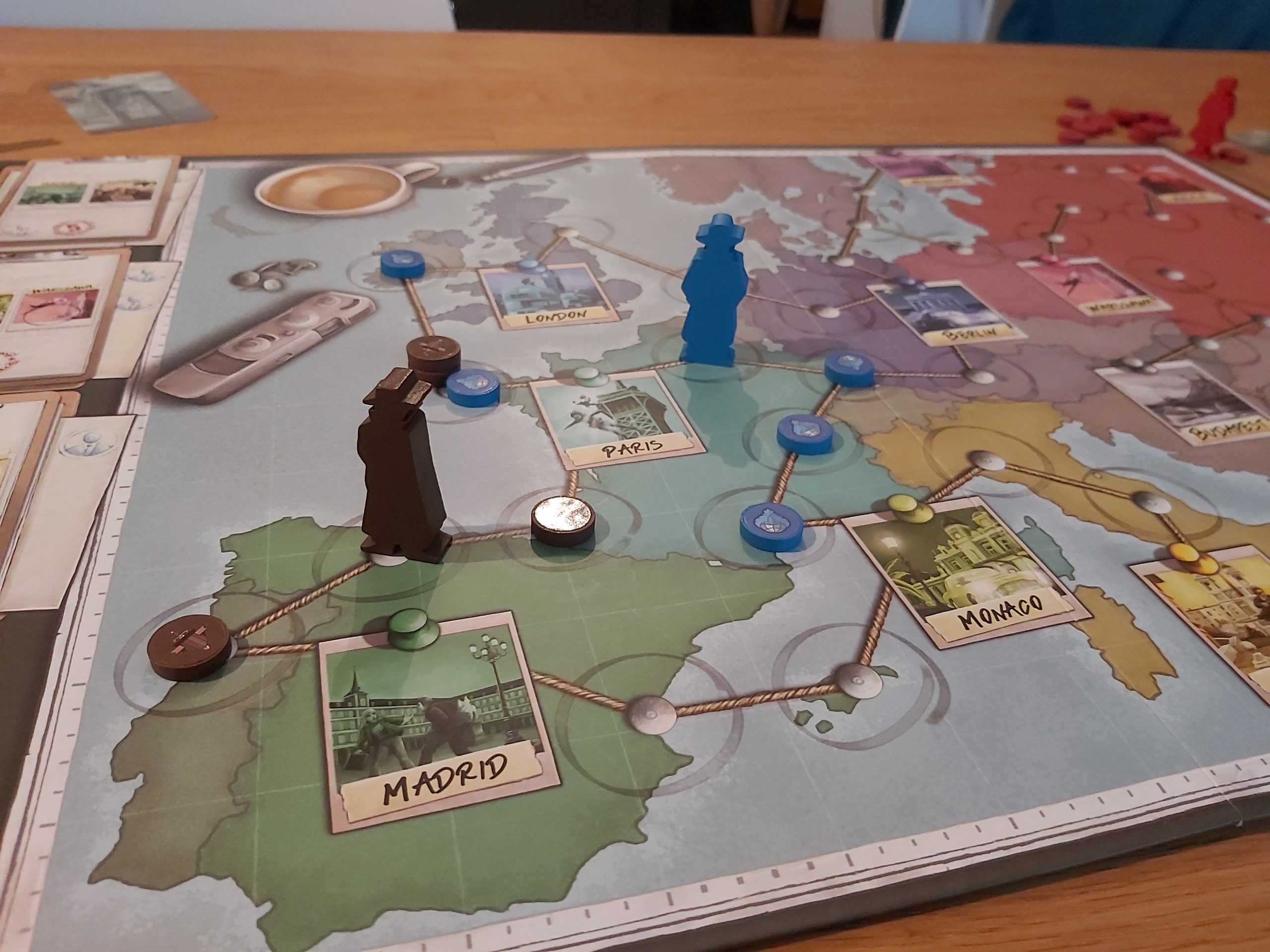 Zu sehen sind die Spion-Figuren auf dem Spielbrett von Spy Connection.