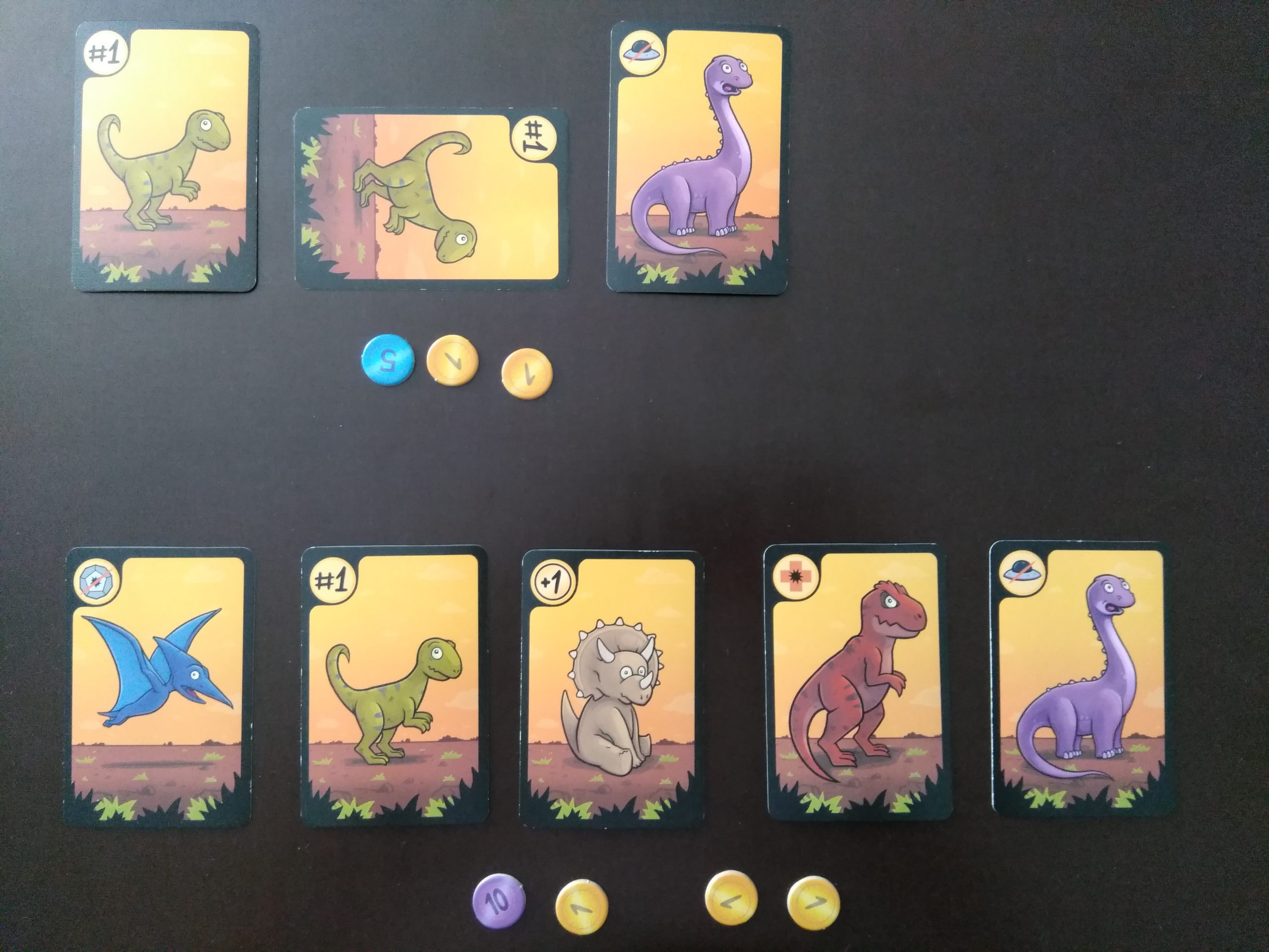 Dinokarten in zwei Reihen, jeweils darunter Marker