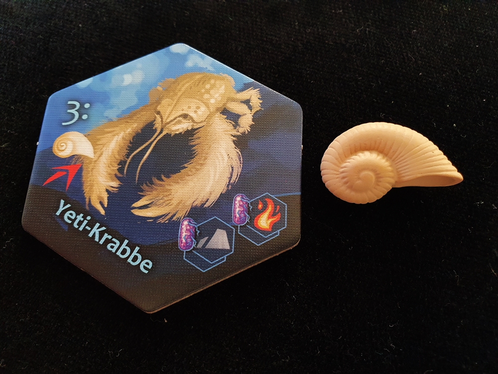 Plättchen Yeti-Krabbe und ein Muschelmarker