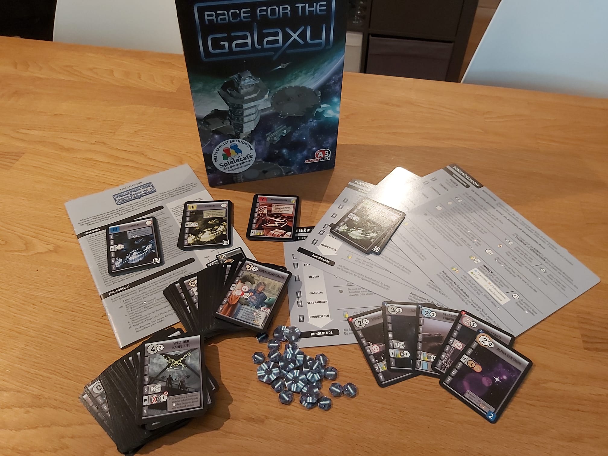 Zu sehen ist das Spiel Race the Galaxy mit dem gesamten Spielmaterial.
