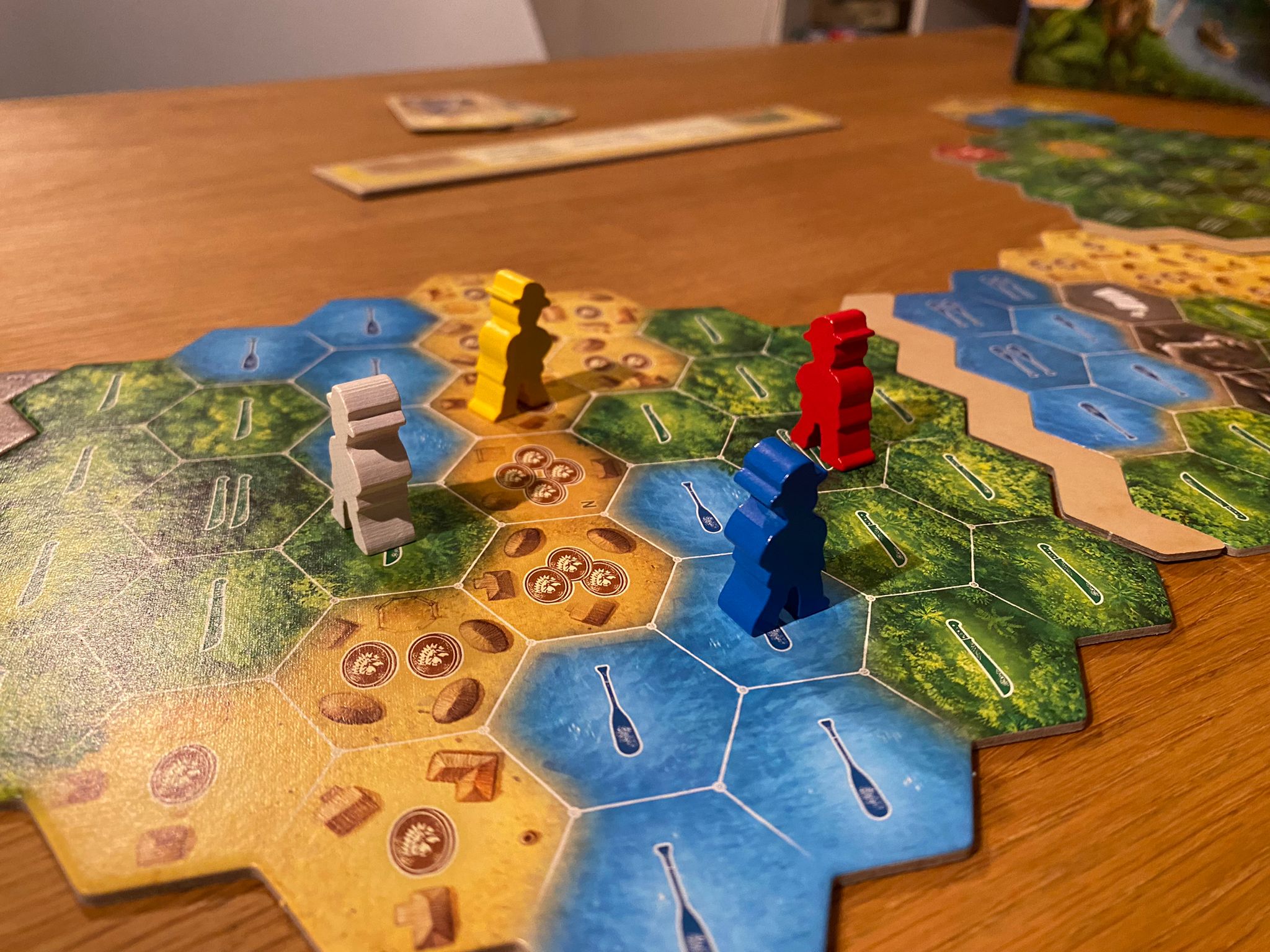 Forscherinnen-Figuren auf dem Spielbrett von El Dorado.