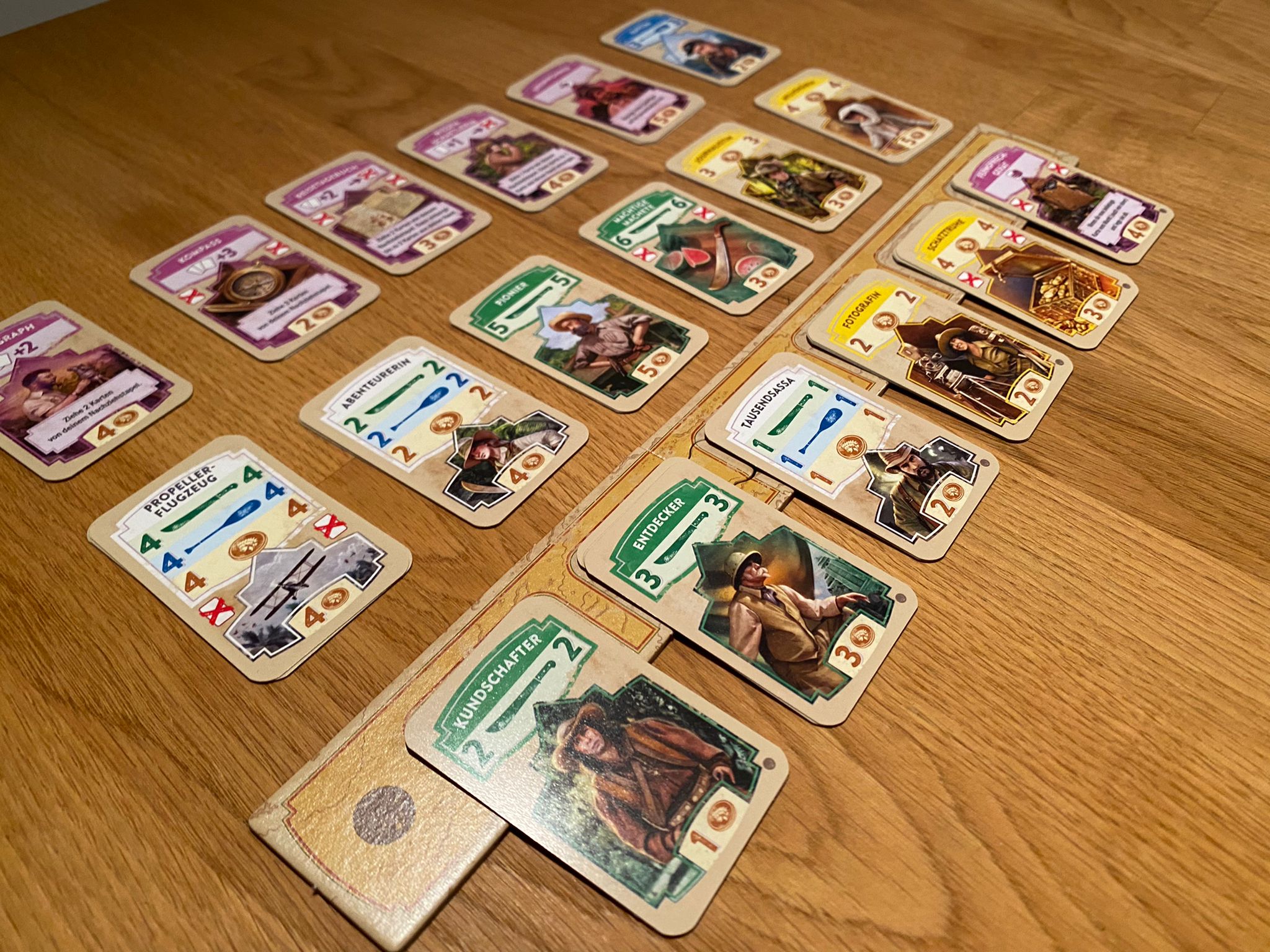 Zu sehen ist der Markt, auf dem es viele Karten zu kaufen gibt.