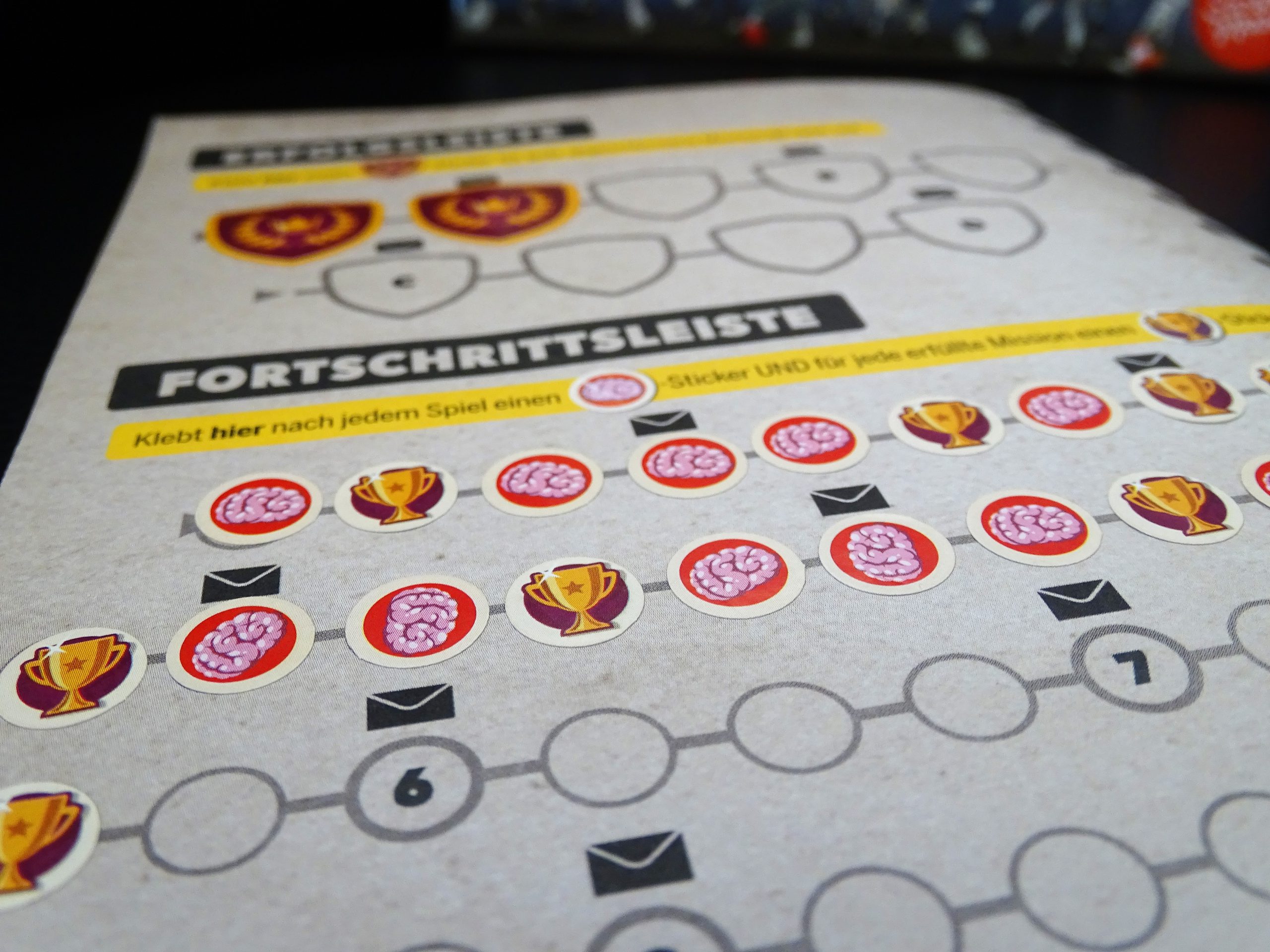 Auf eine Entwicklungsleiste werden Sticker geklebt