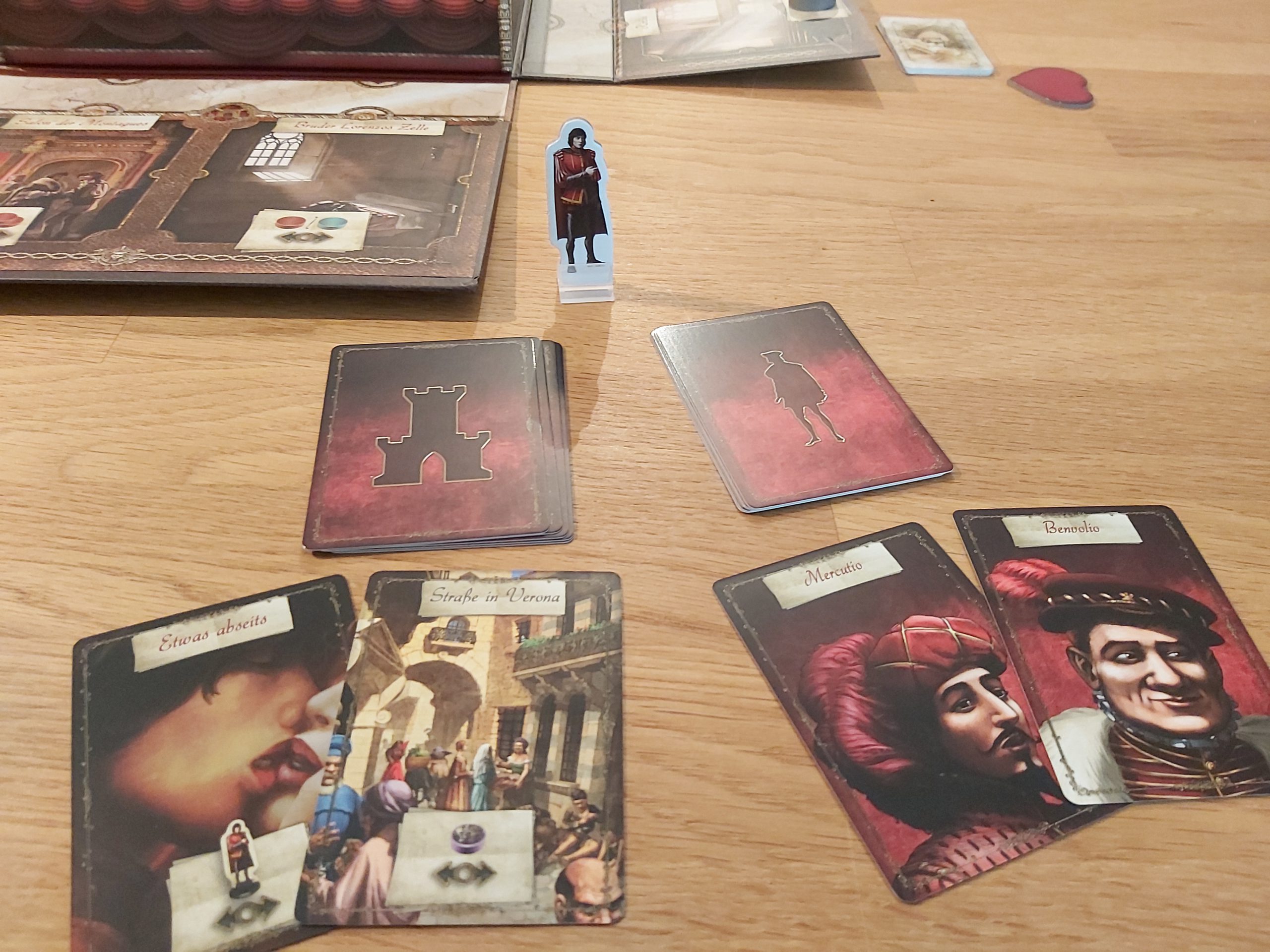 Zu sehen sind die charakterabhängigen Decks mit Ort- & Personenkarten.