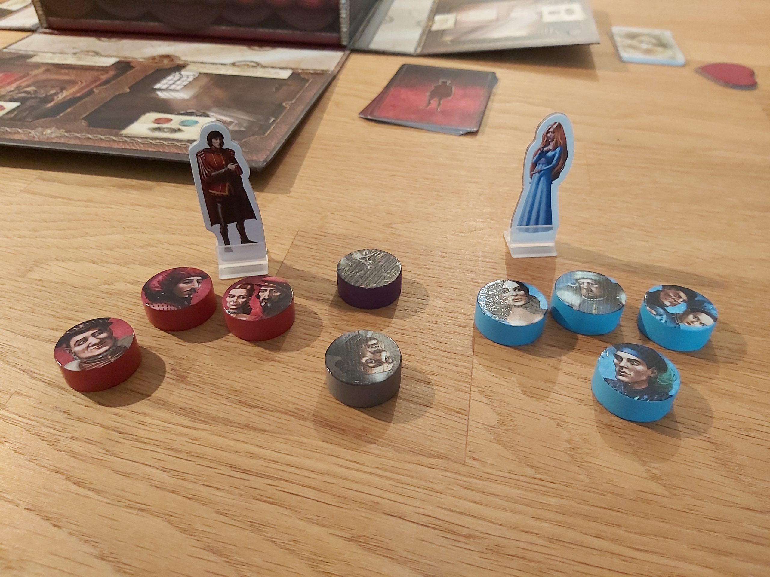 Zu sehen sind die Figurenchips von Romeo & Julia