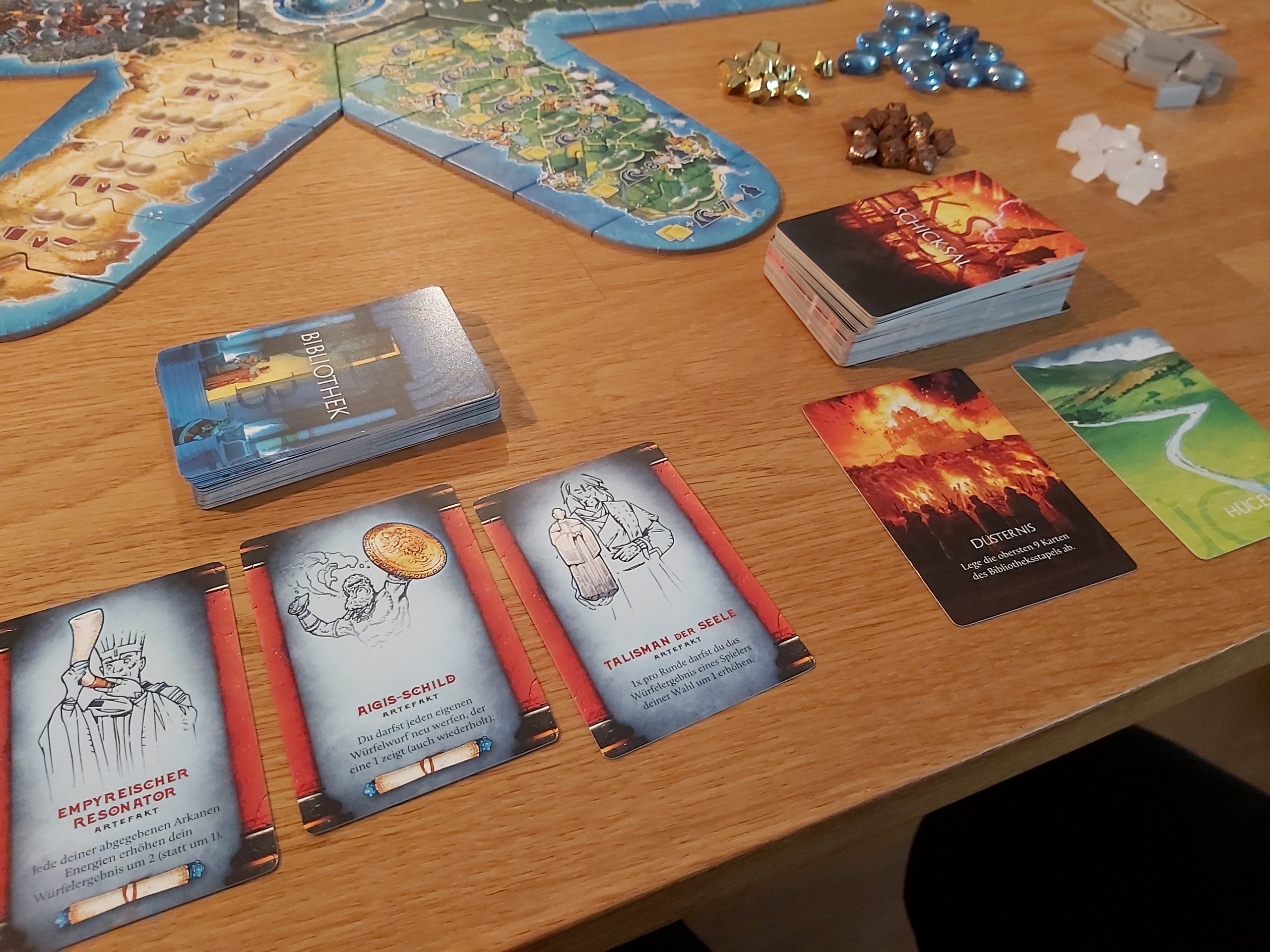 Zu sehen sind die Schicksals- & Bibliothekskarten von Atlantis Rising.