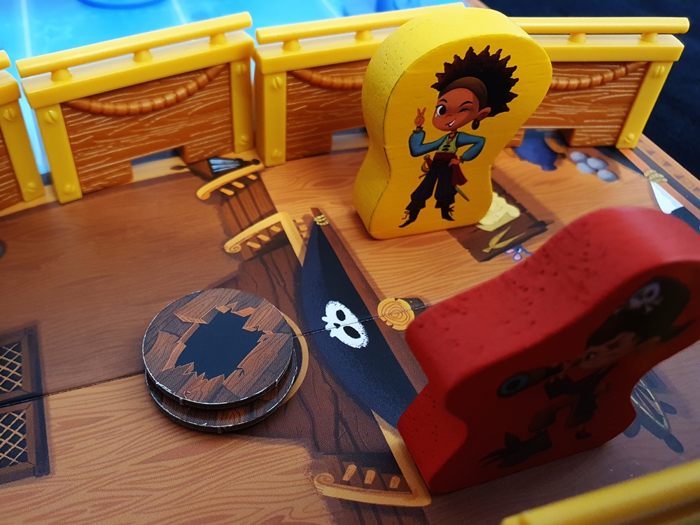 Schiffsdeck, in der Mitte Plättchen mit Leck