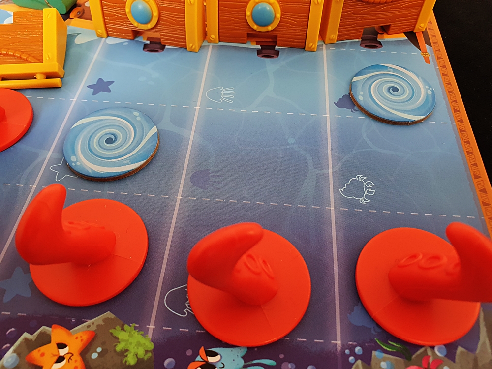 Spielfeldteil, vorne Krakenarme, im Hintergrund das Schiff