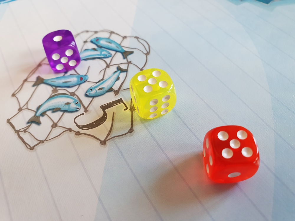 Spielfeld mit drei farbigen Würfeln