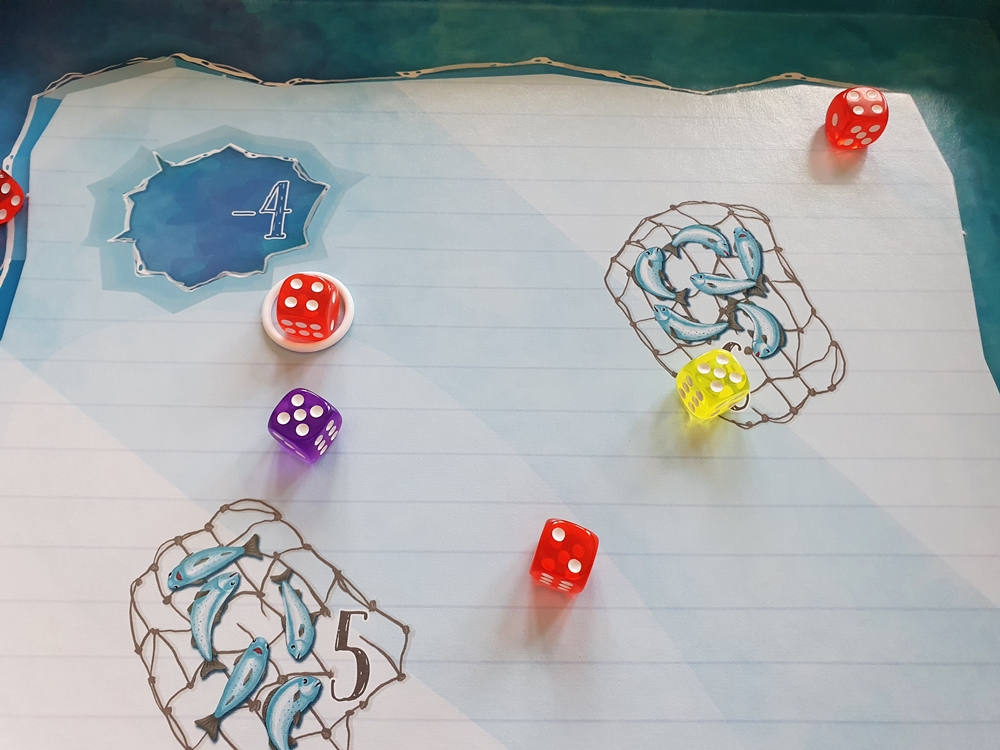 Würfel des roten Spielers mit Wertungsring, drei weitere Würfel aus dem zweiten Wurf.