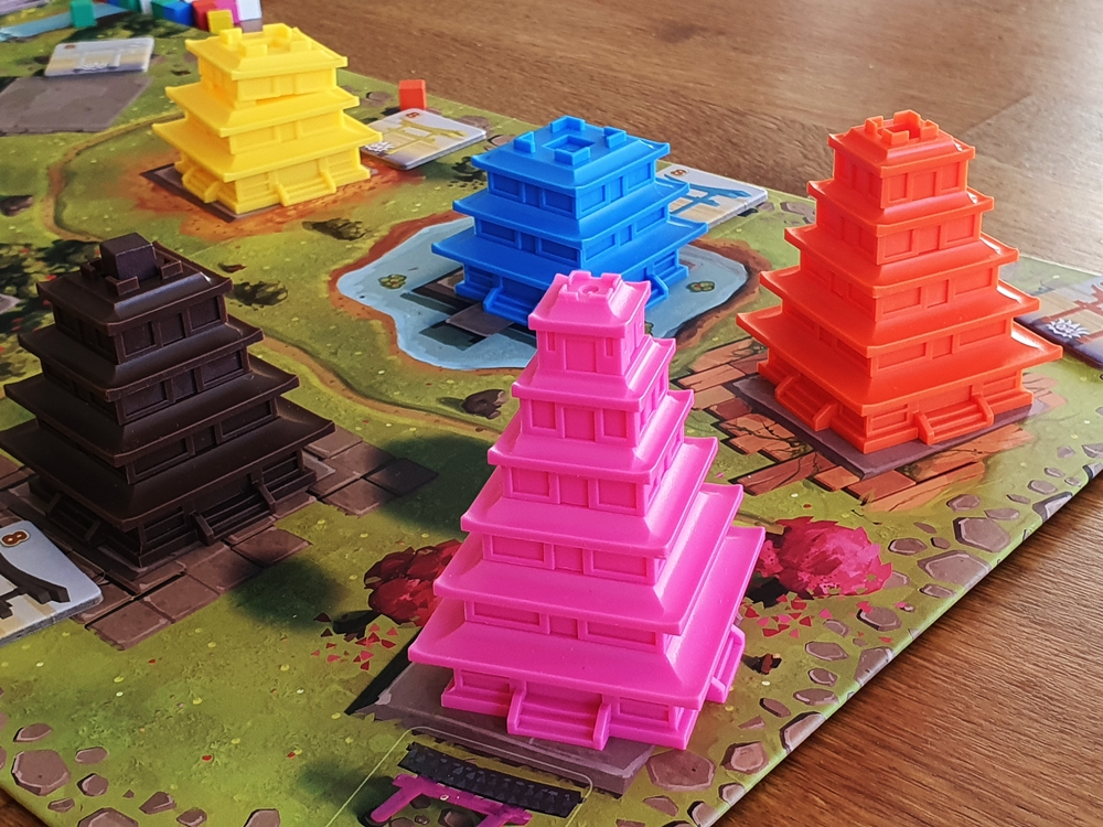 Mehrere fortgeschrittene Pagoden, die vordere fertig