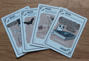 Zu sehen sind die Mischkarten von Explodding Kittens.