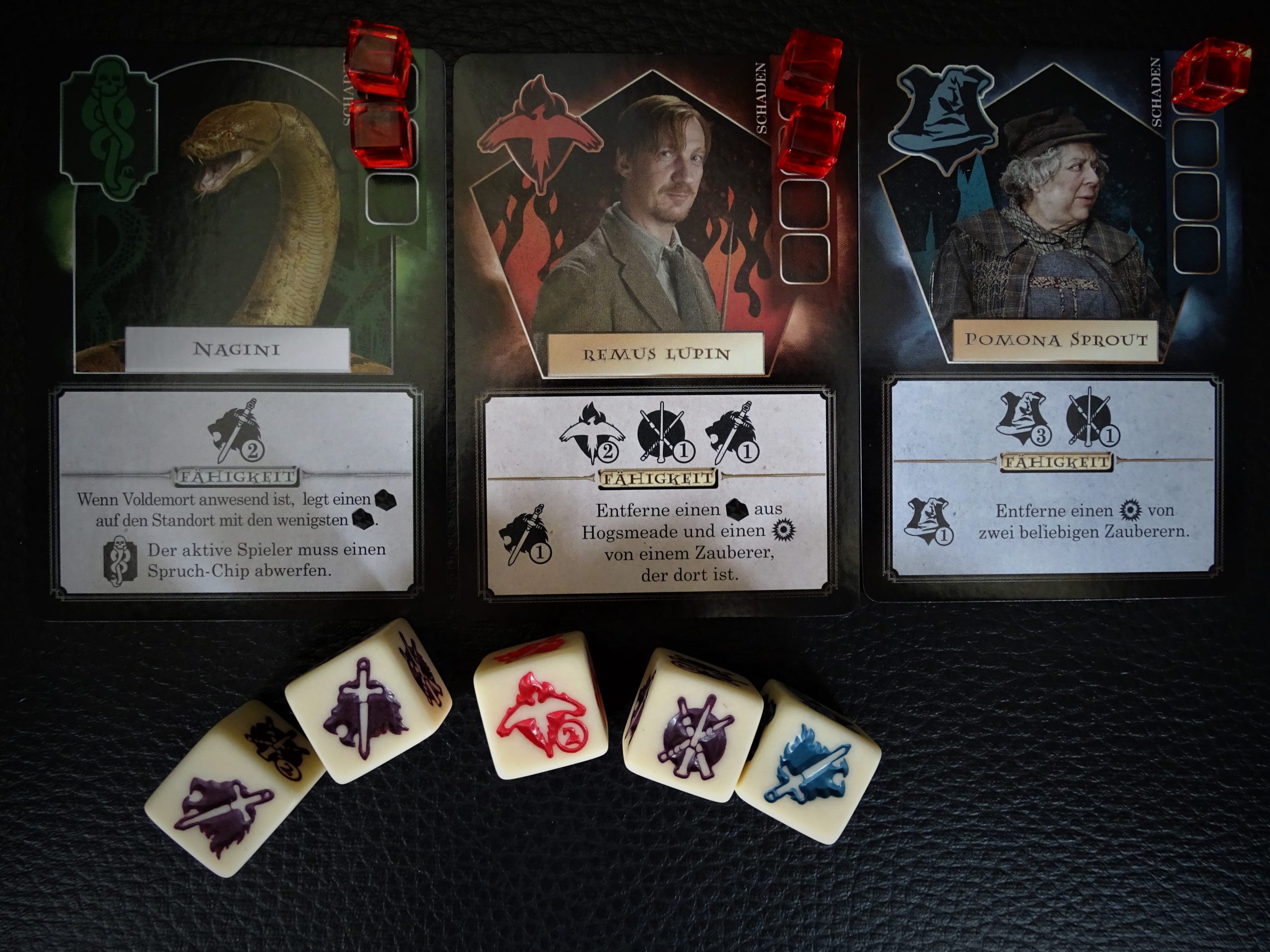 Auf den Spielkarten finden wir bekannte Gesichter aus der Welt von Harry Potter