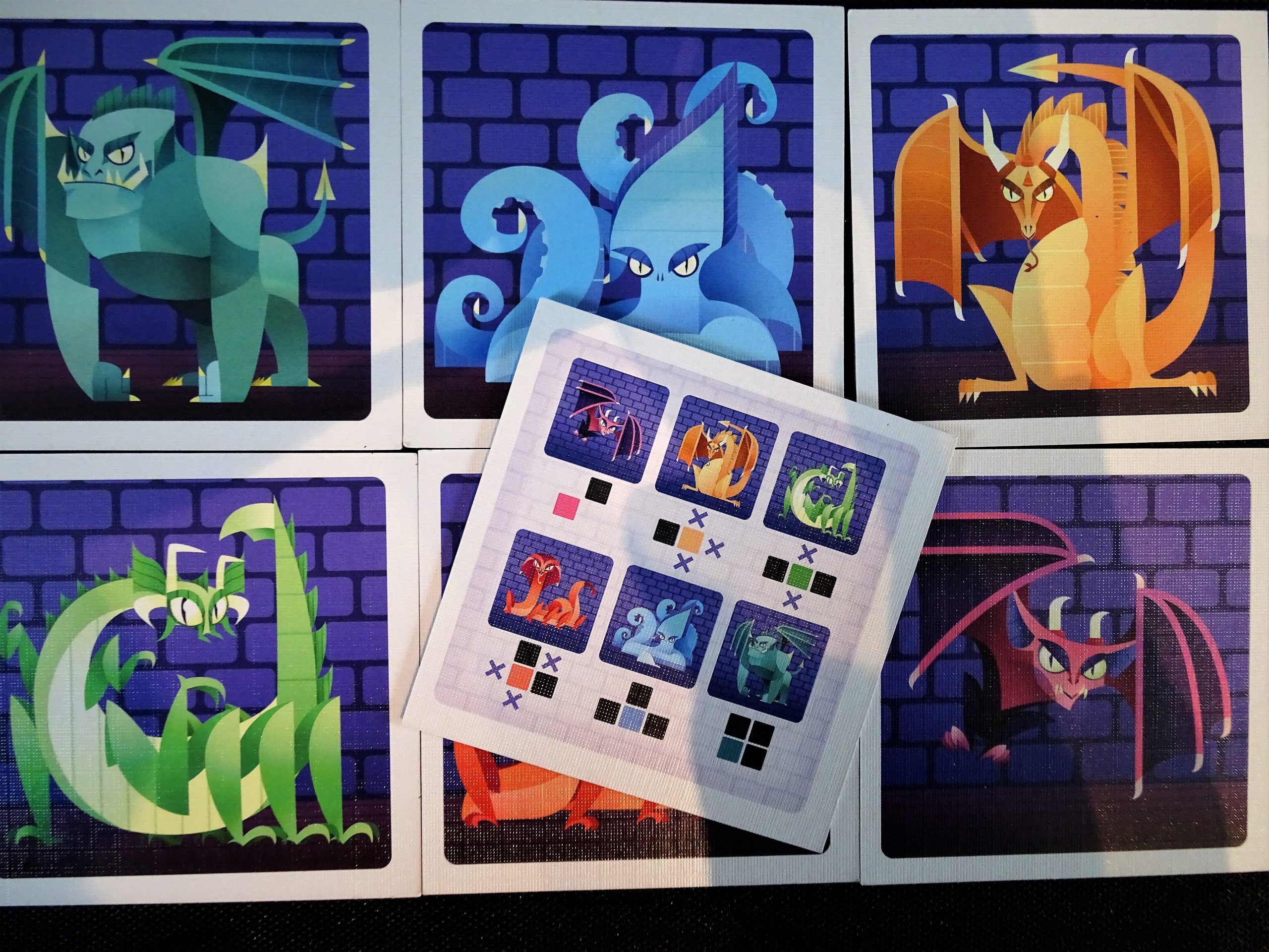 Die sechs Monsterkarten sind bunt und divers gestaltet.