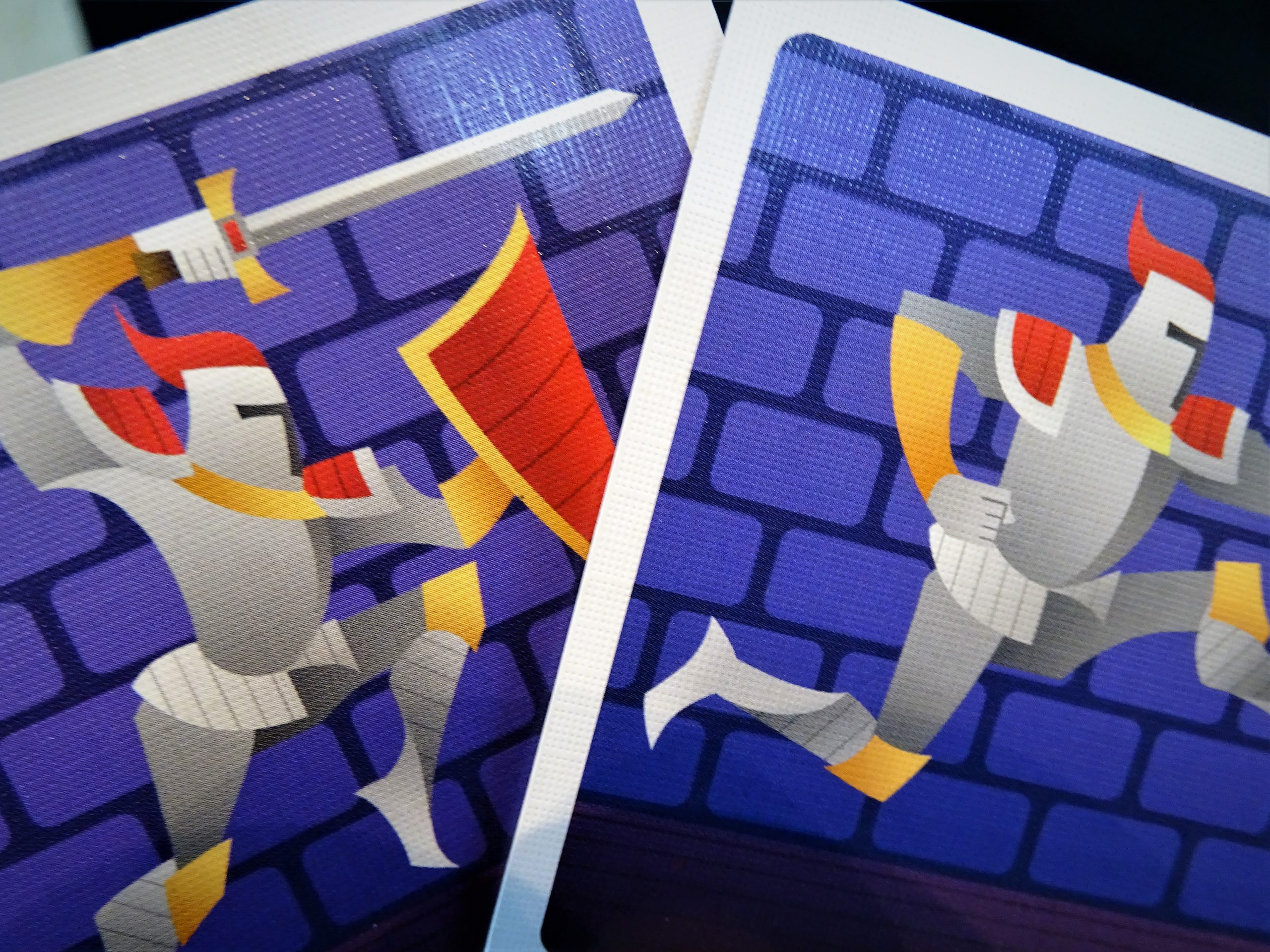 Mit einer Aktionskarte kann der Charakter springen, mit der anderen kämpfen.