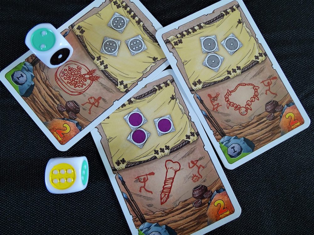 Die Karten zeigen die Ergebnisse, die gewürfelt werden müssen. 