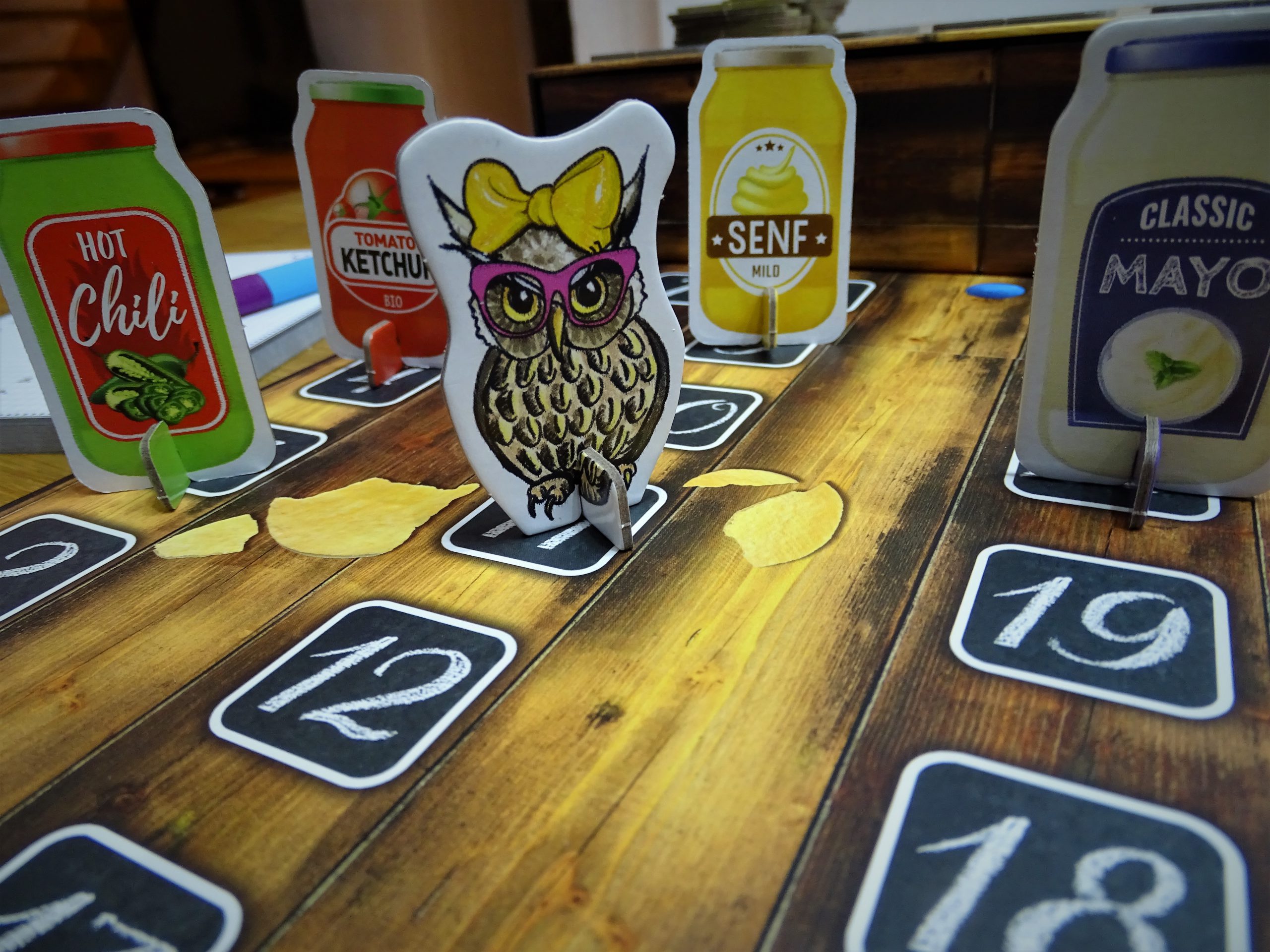 Das Team bekommt wie gewohnt eine Eulenfigur. 