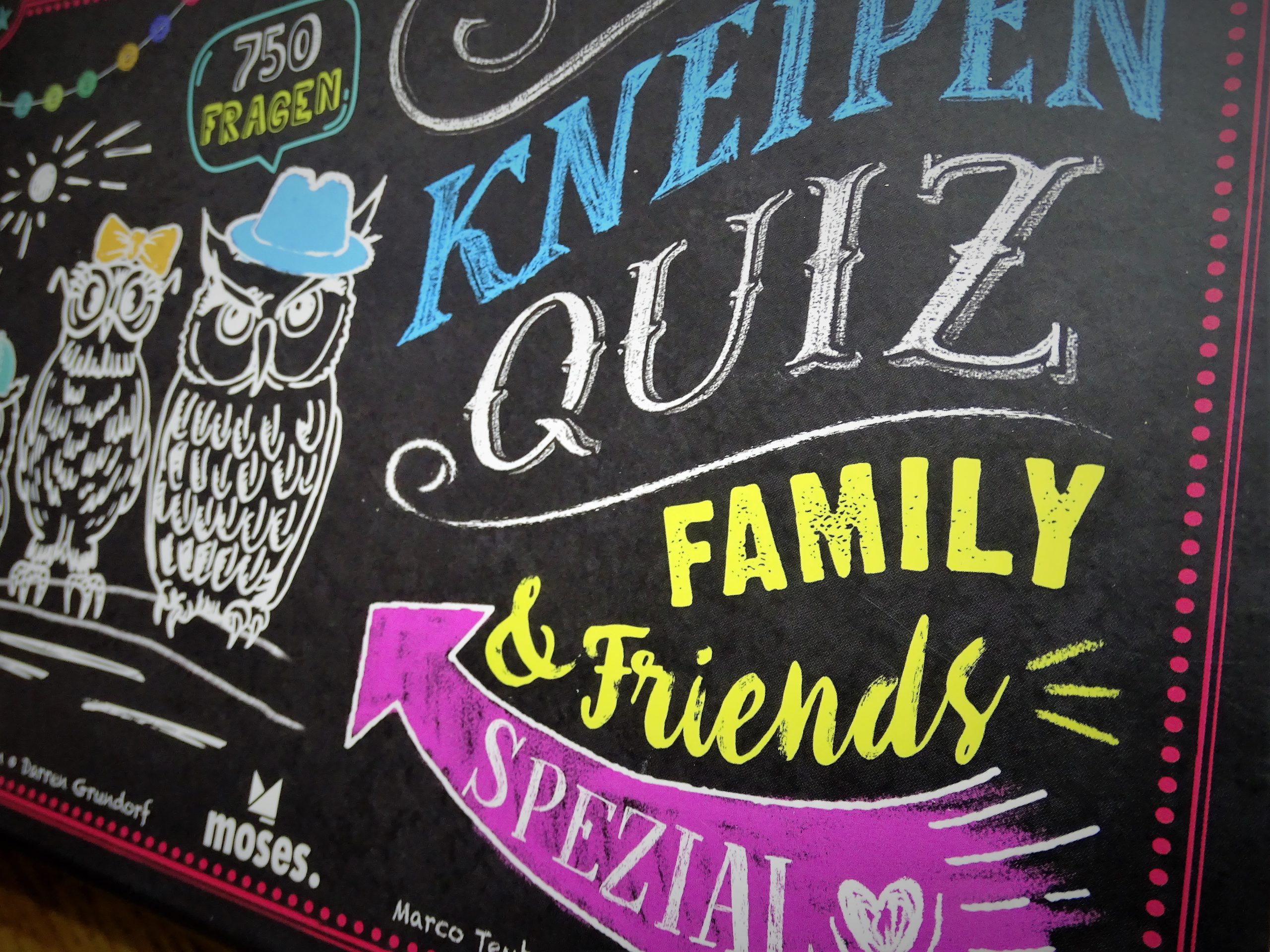 Das Cover des Spiels bewirbt die Neuheit mit knalligen Farben