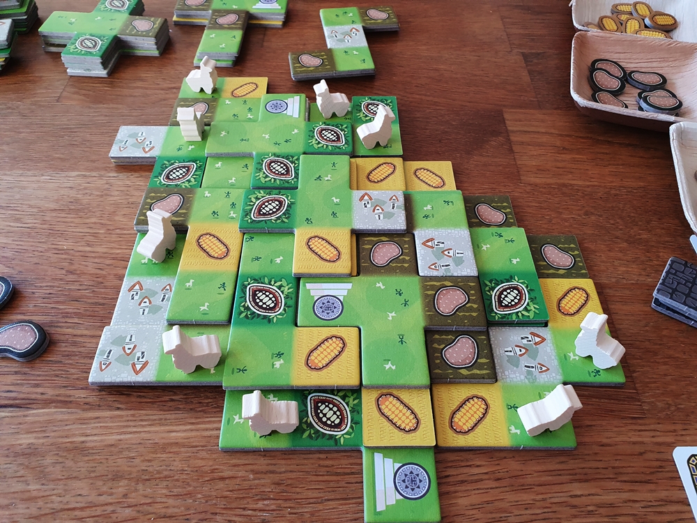 Spielertableau gegen Ende: hoch und breit ausgebaut, mehrere Lamas auf Wiesenfeldern