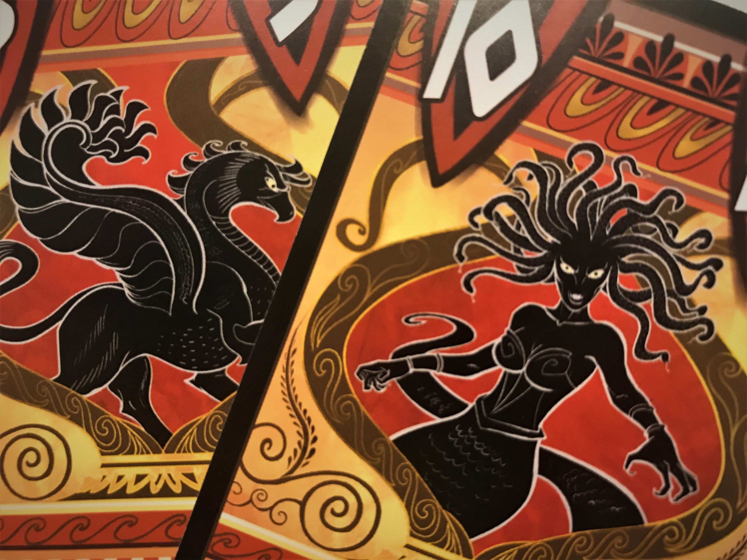 Eine Nahaufnahme einer Medusa auf einer roten Karte