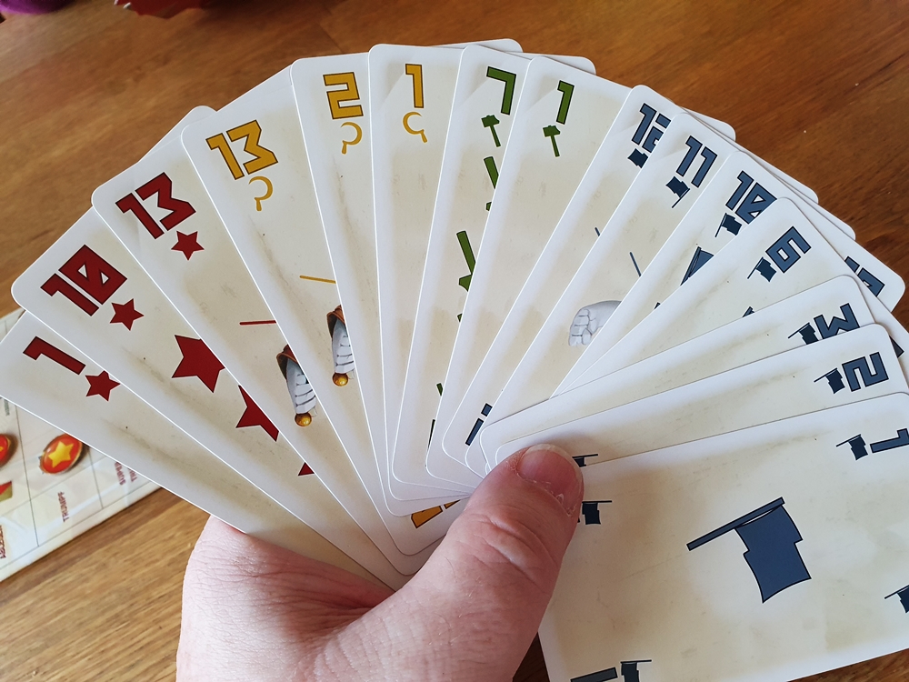 Hand eines Spielenden mit 15 Karten