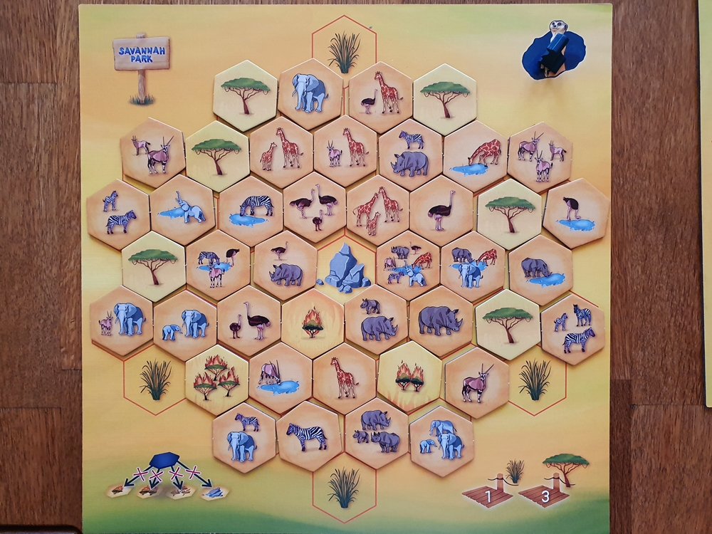 Auf einem Spielbrett sind die Tierplättchen in zufälliger Anordnung gelegt