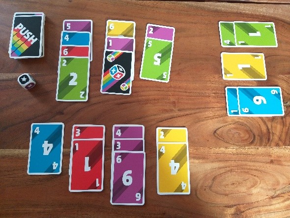 Bunte Karten liegen auf dem Tisch aus.