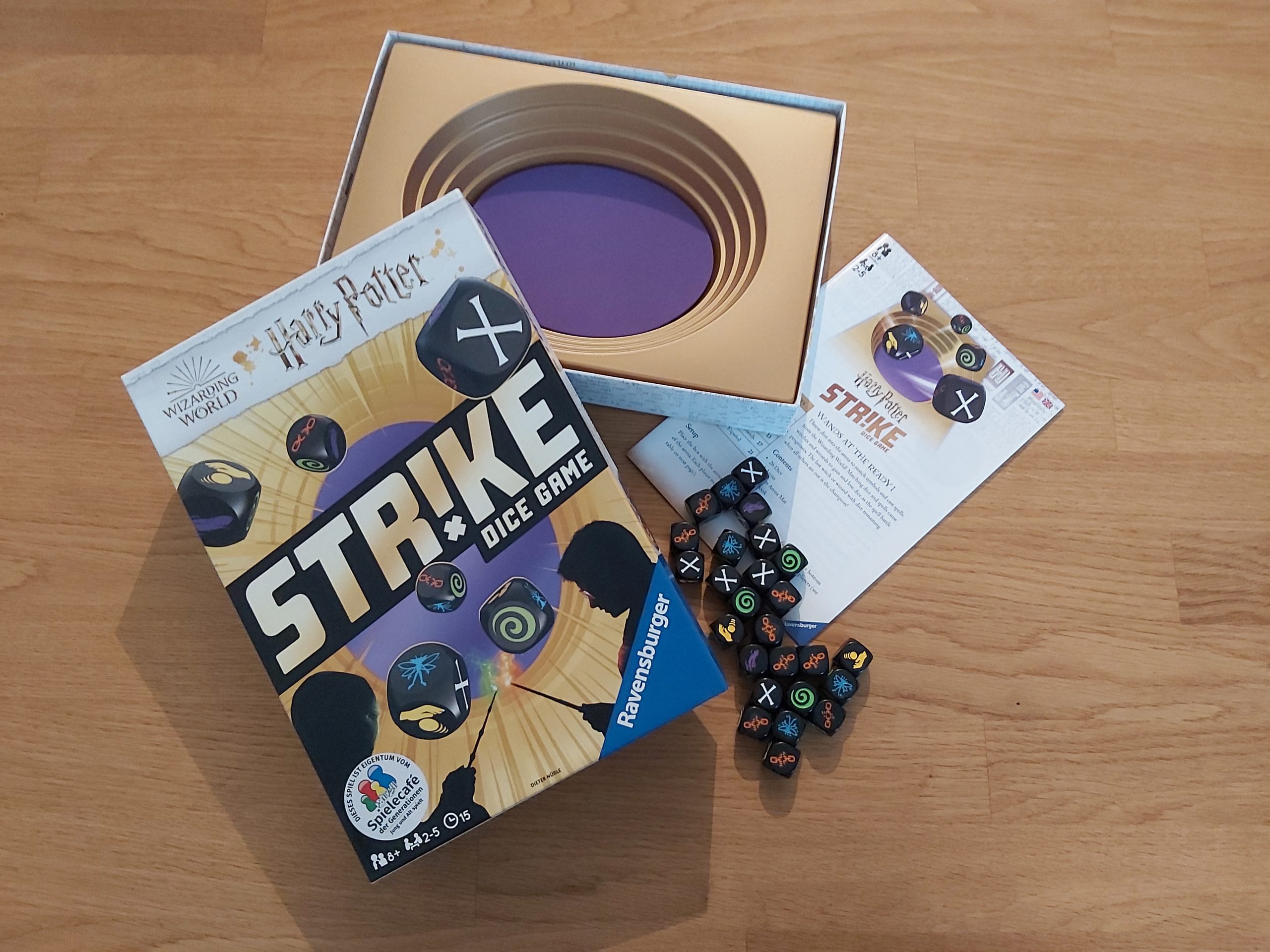 Zu sehen ist das Spiel Strike in der Harry Potter Version mit dem gesamten Spielmaterial.