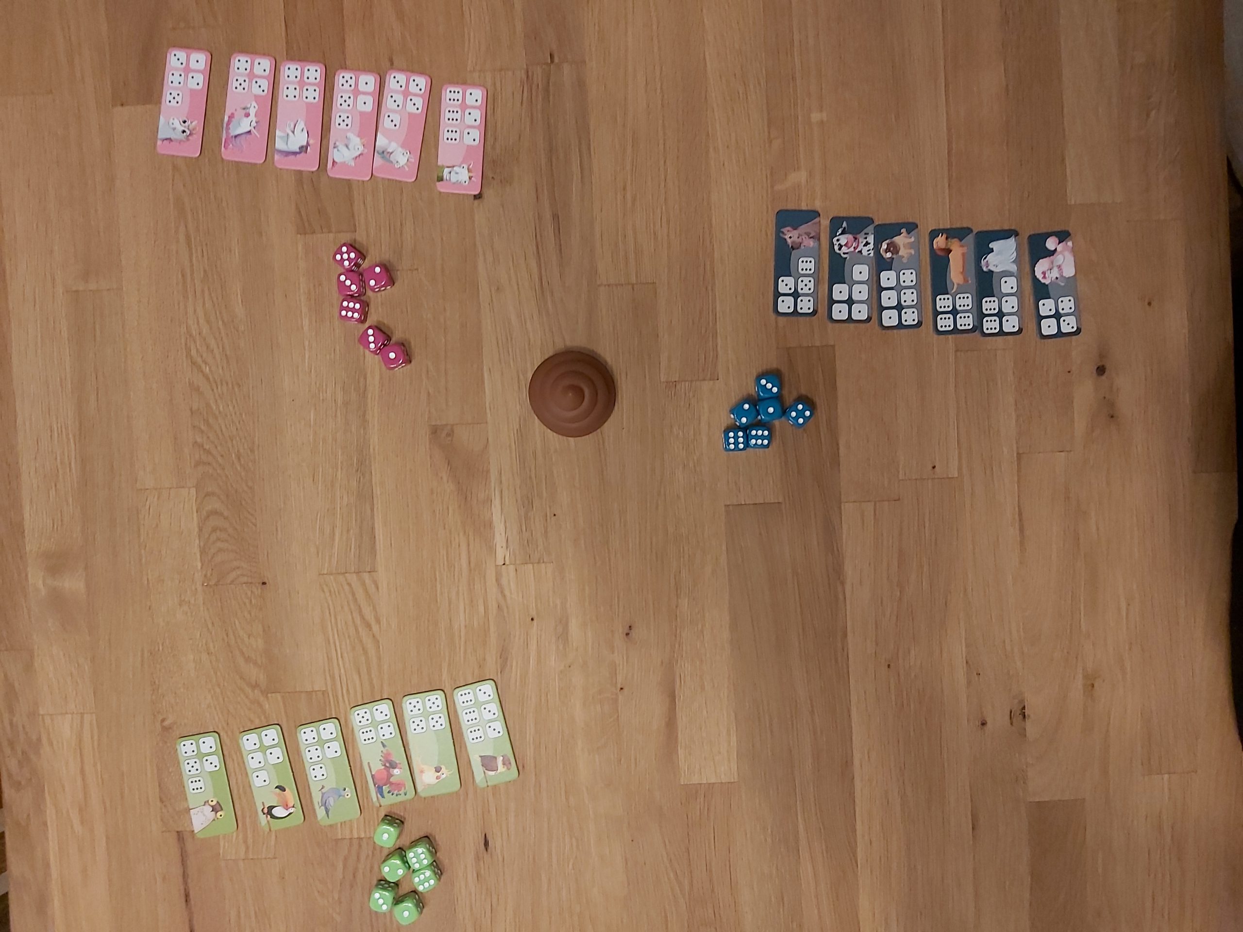 Zu sehen ist der Spielaufbau für 3 Personen.