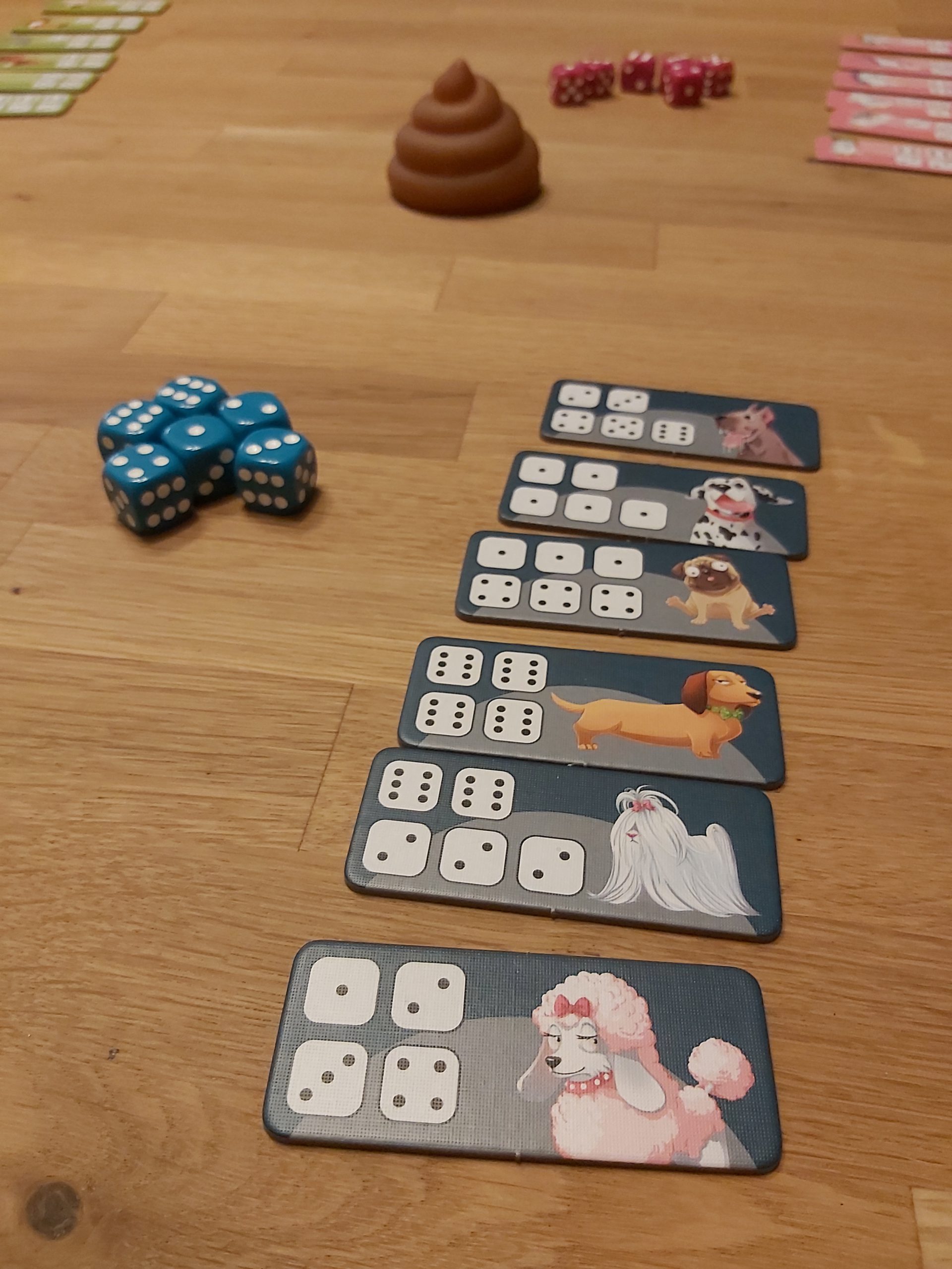 Zu sehen sind 6 Tierkarten mit den dazugehörigen 6 farbigen Würfel.