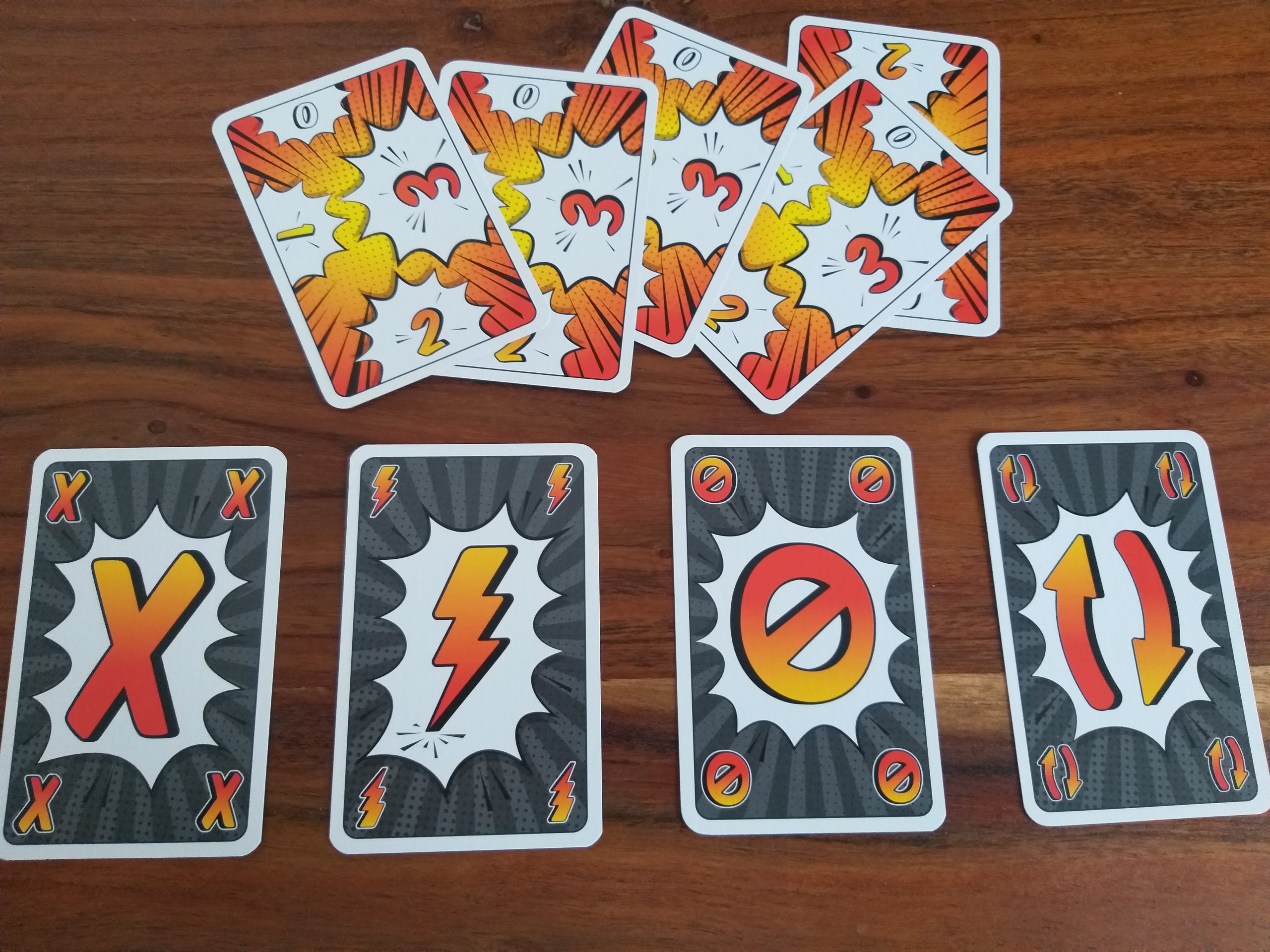 Die Sonderkarten :Joker, Zap, Aussetzen und Switch sowie die Punktekarten.