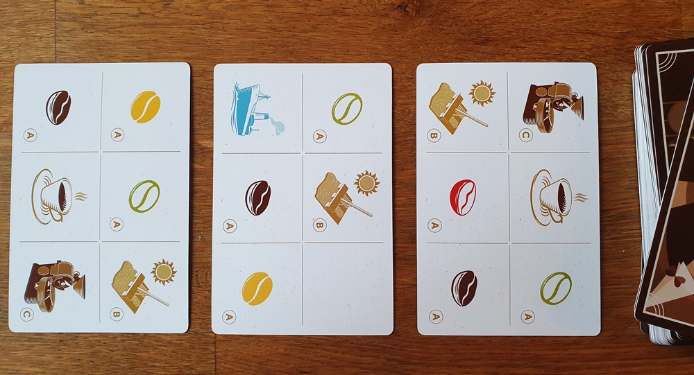 Drei Karten in der Auslage, die zu Beginn der Runde zur Auswahl stehen