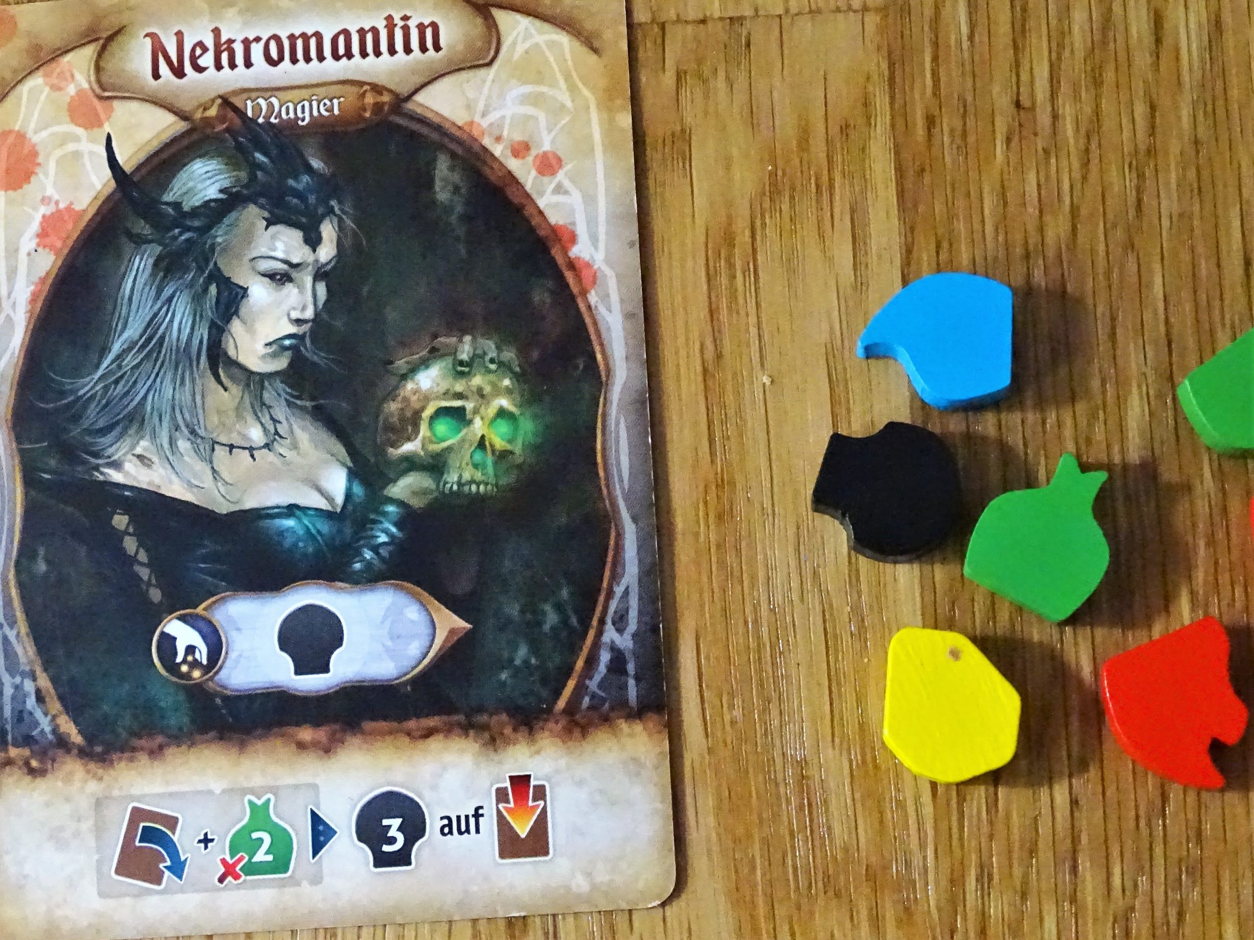 Die Nekromantin verändert grüne Ressourcensteinchen zu schwarzen.