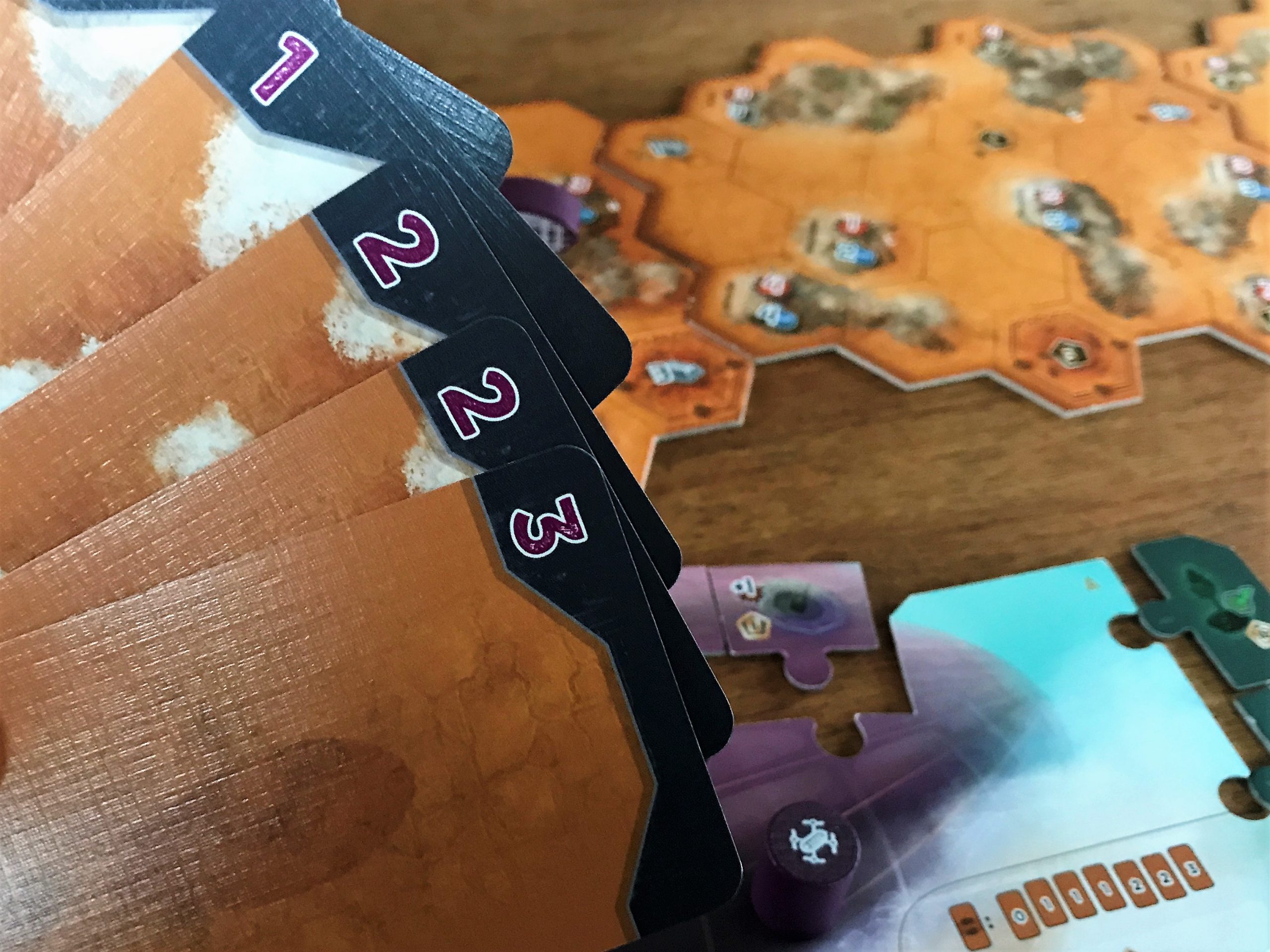 Die Startkarten haben Werte von 0 bis 3. Damit kann man noch nicht wirklich viel reißen. 