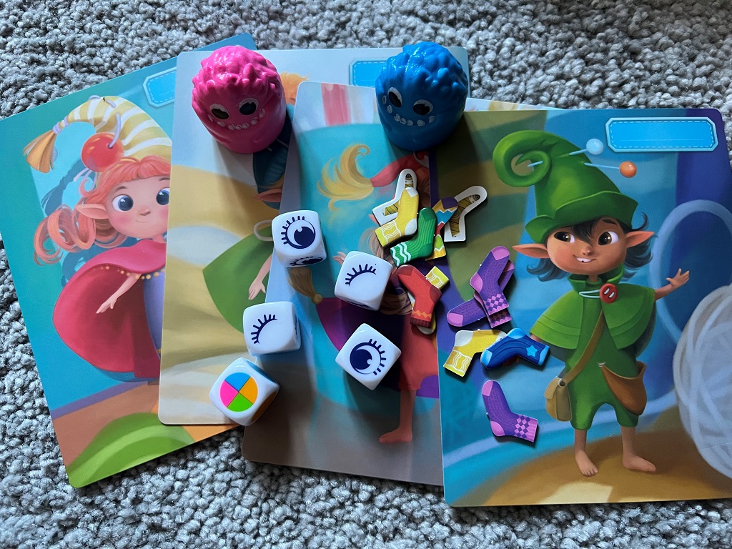 Spielertableaus, Würfel, Socken und Monster