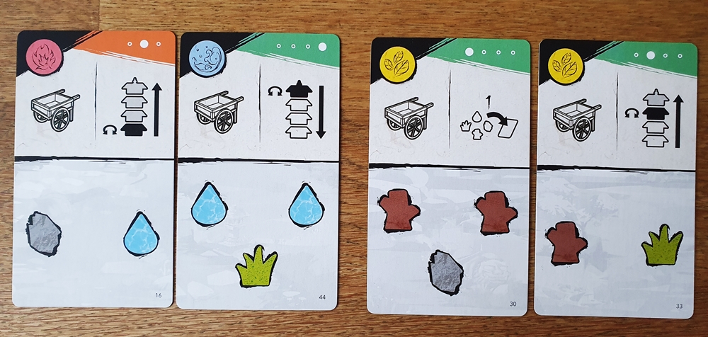 Vier unterschiedliche Karten, zwei davon gehören zu einem Set