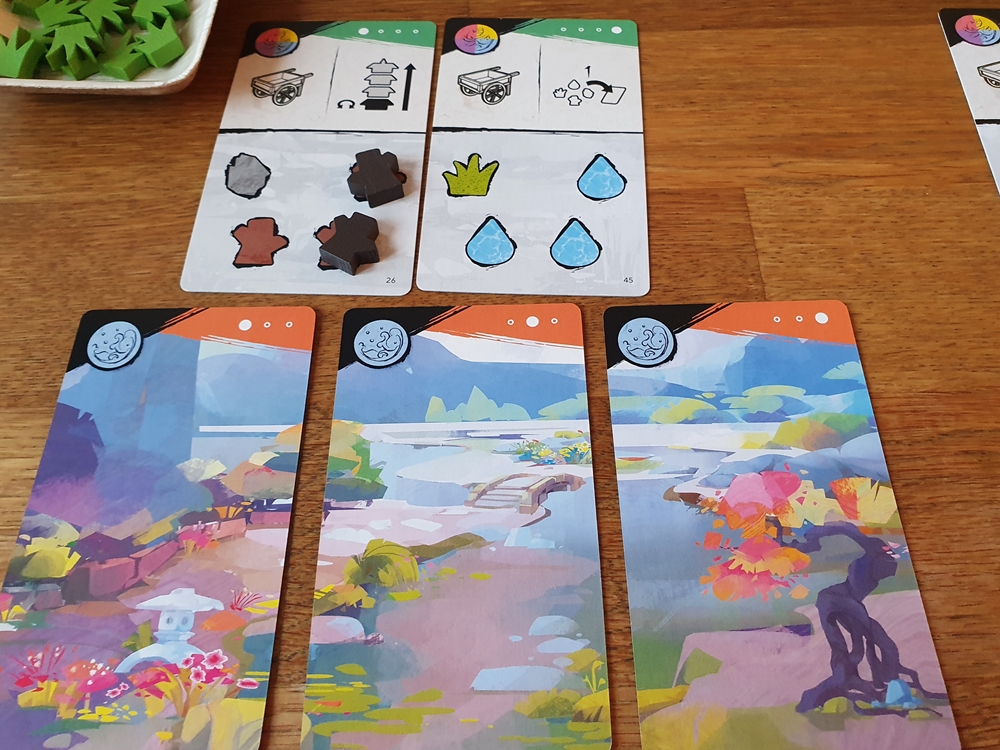 Ein dreiteiliges Panorama ist fertiggestellt, darüber zwei Baukarten