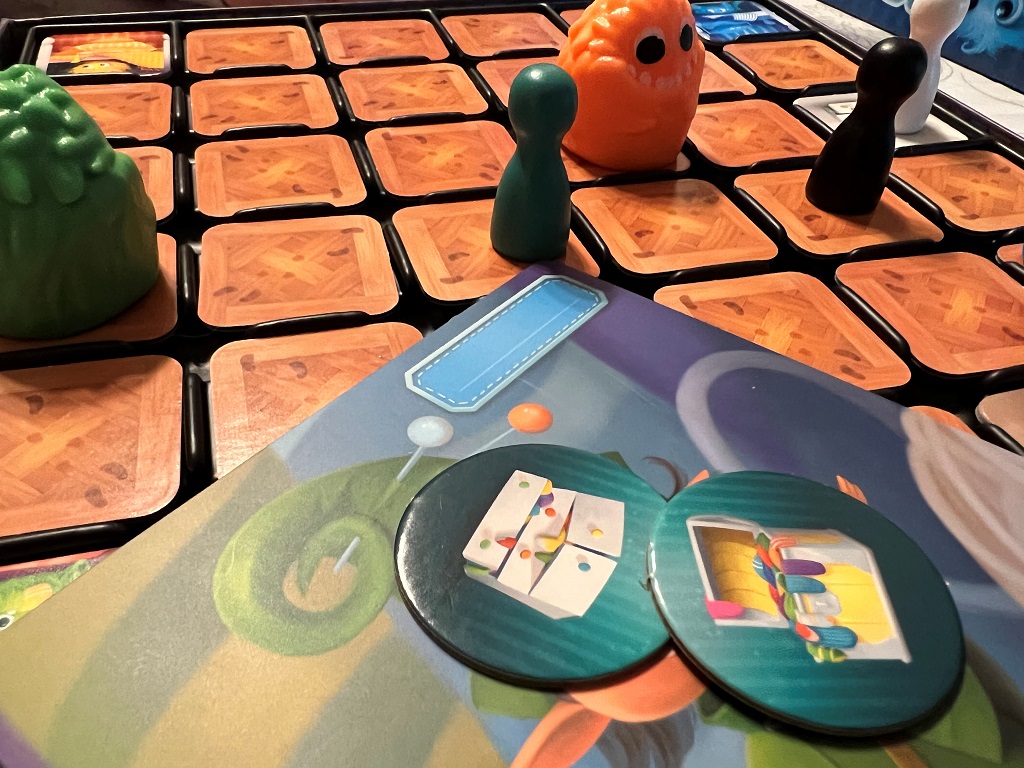 Spielfeld mit Monstern und Figuren sowie eigenen Plättchen