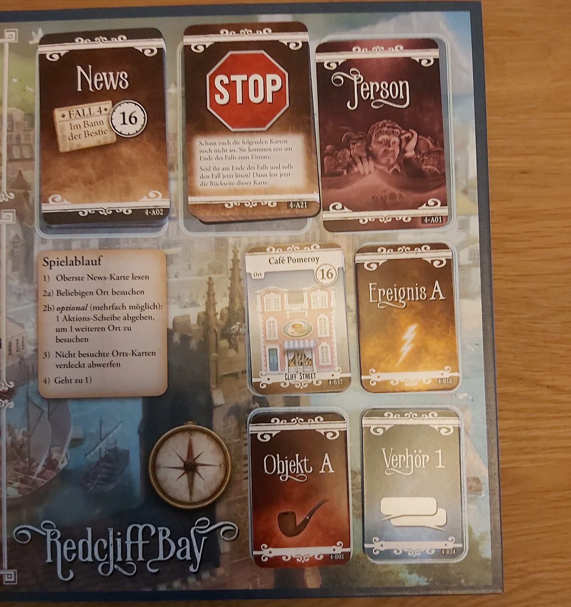 Zu sehen ist das Spielbrett von Redcliff Bay Mysteries. 