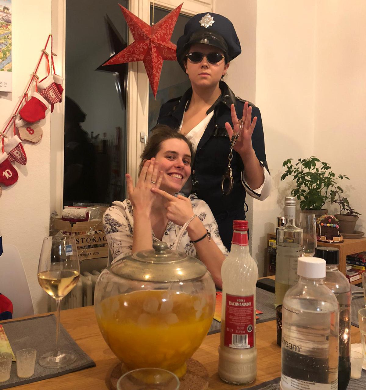 Zu sehen sind 2 Frauen, die verkleidet sind.