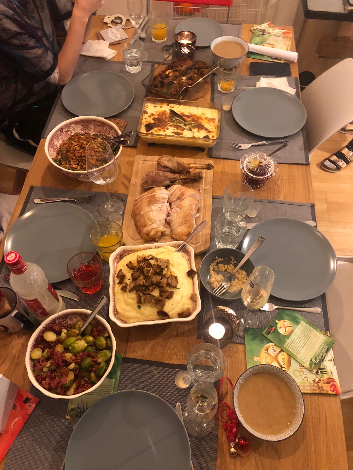 Zu sehen ist ein typisch amerikanisches Essen. 