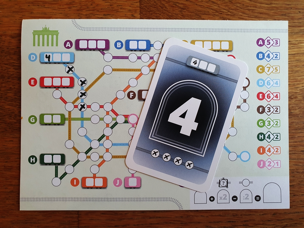 Einer der vier Spielpläne, darauf eine Karte