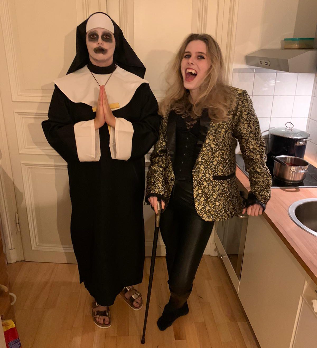 Zu sehen sind zwei kostümierte Frauen, die Vampire darstellen.