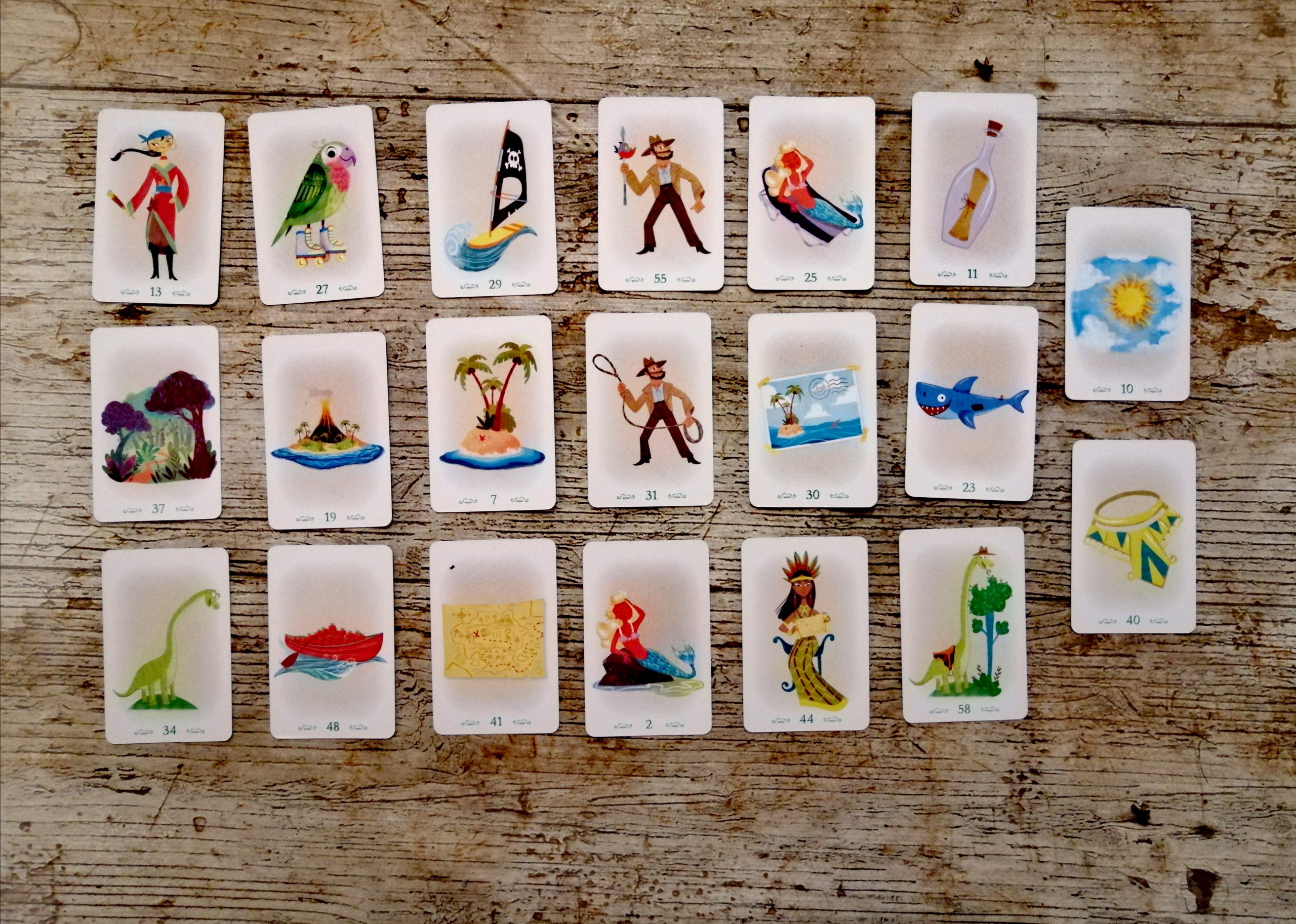 Auf das Detail achten. Der Pirat hält auf zwei Karten unterschiedliche Gegenstände in der Hand.